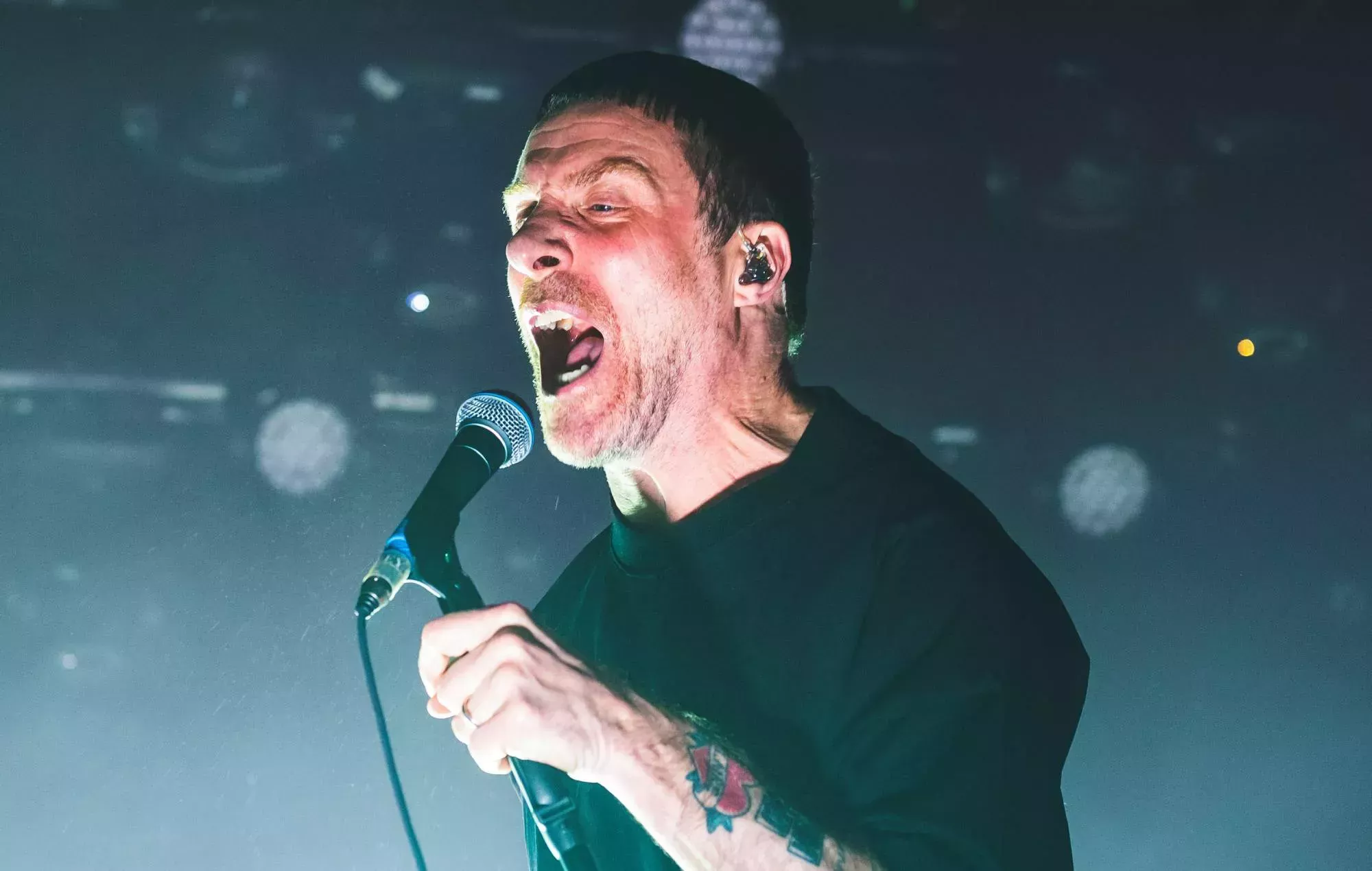 Los Sleaford Mods interrumpen un concierto tras arrojar una bandera palestina al escenario: 