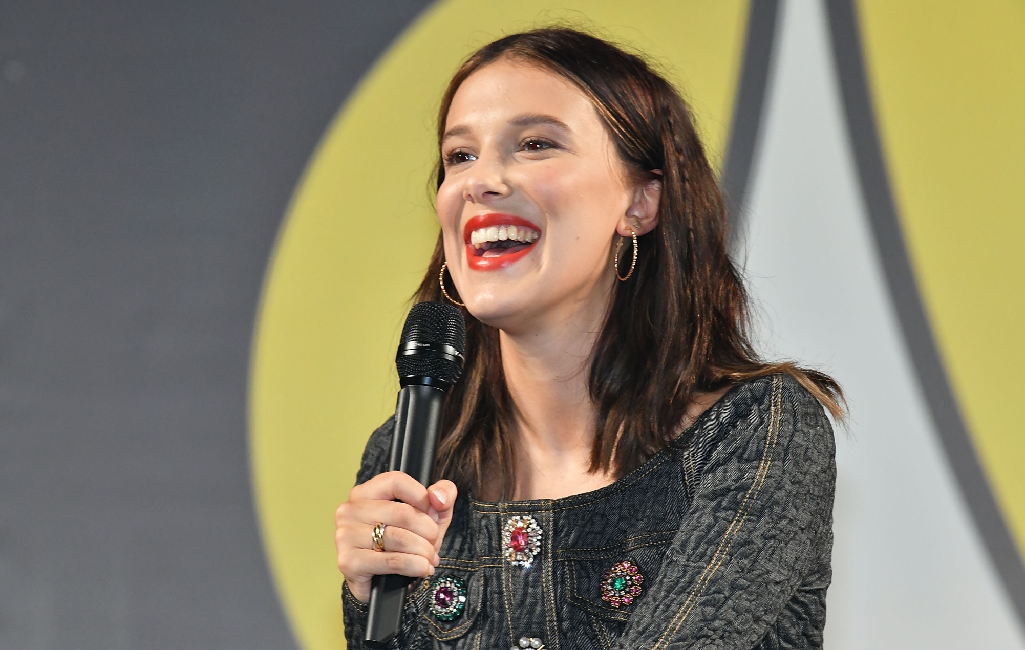 Millie Bobby Brown lucha contra un dragón en el nuevo y dramático tráiler de "Damsel".