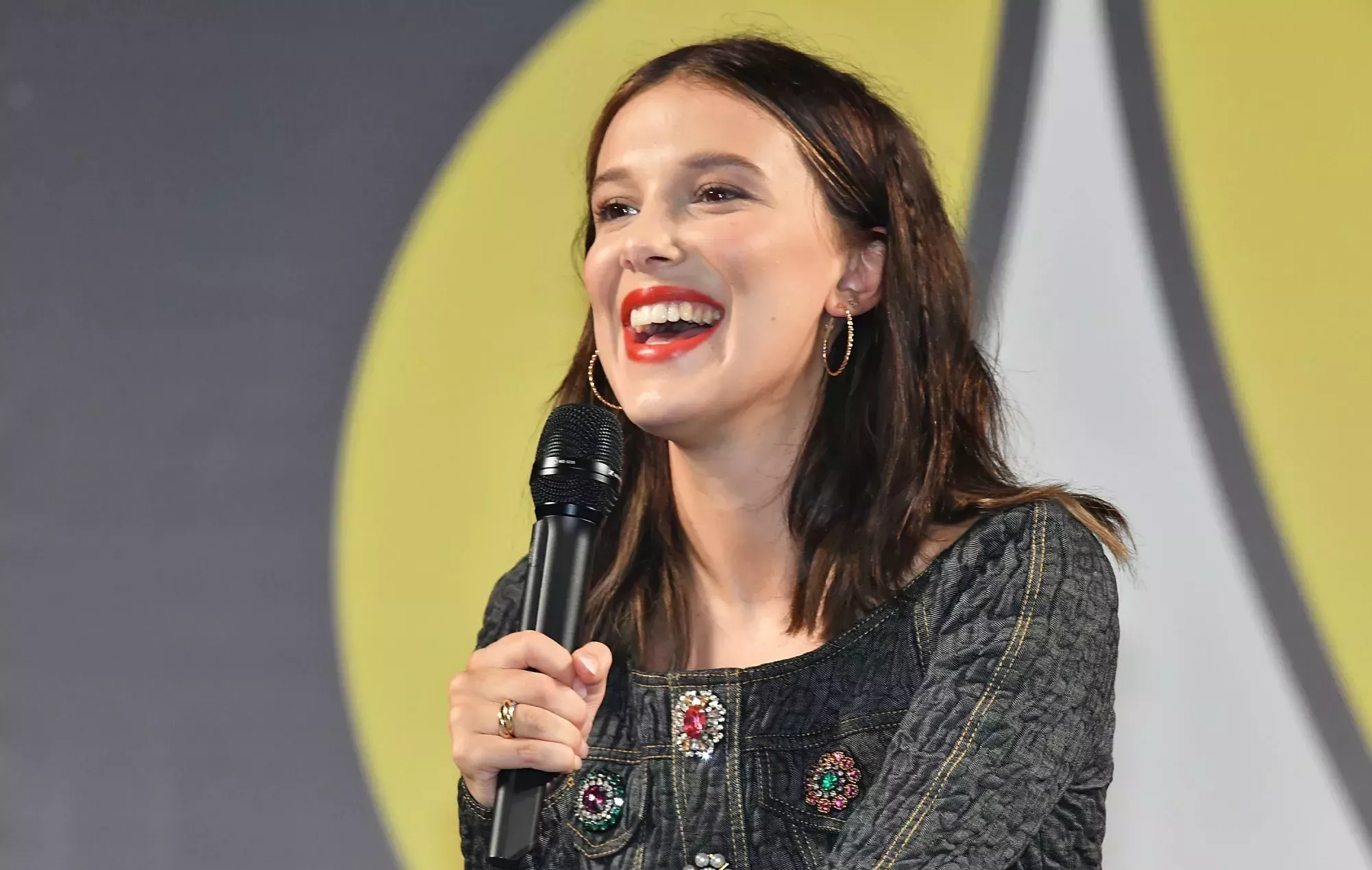 Millie Bobby Brown lucha contra un dragón en el nuevo y dramático tráiler de 