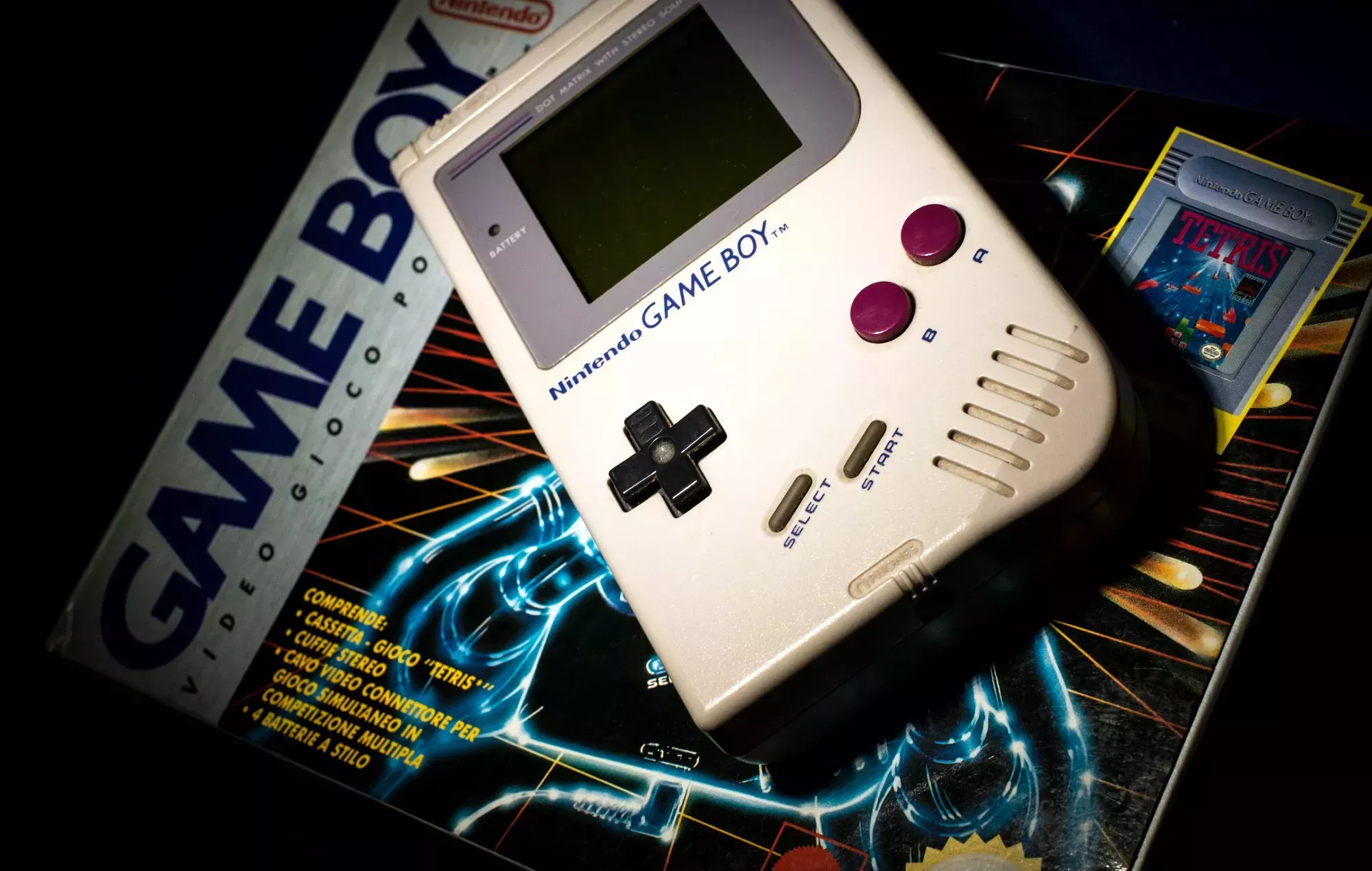 Mira a Look Mum No Computer usar una Game Boy modificada para tocar el órgano de una iglesia.