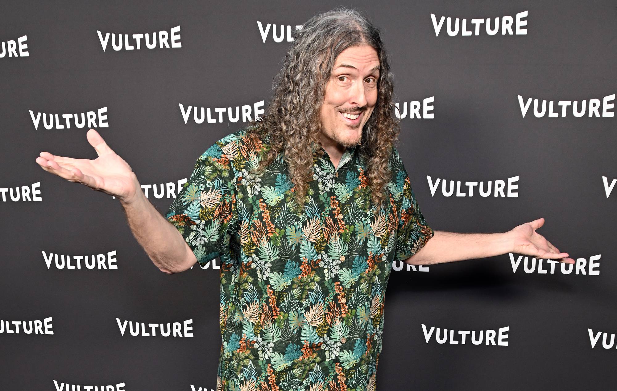 Mira a "Weird Al" Yankovic criticar el pago de Spotify en su vídeo de agradecimiento #SpotifyWrapped