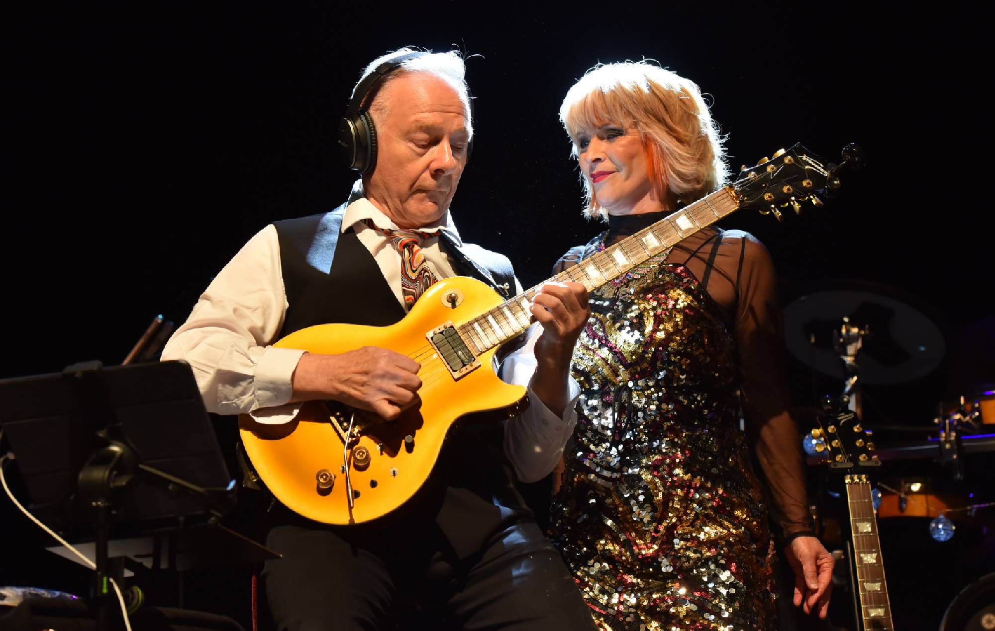 Robert Fripp y Toyah Willcox versionan "You Give Love A Bad Name" de Bon Jovi en el nuevo vídeo de Sunday Lunch