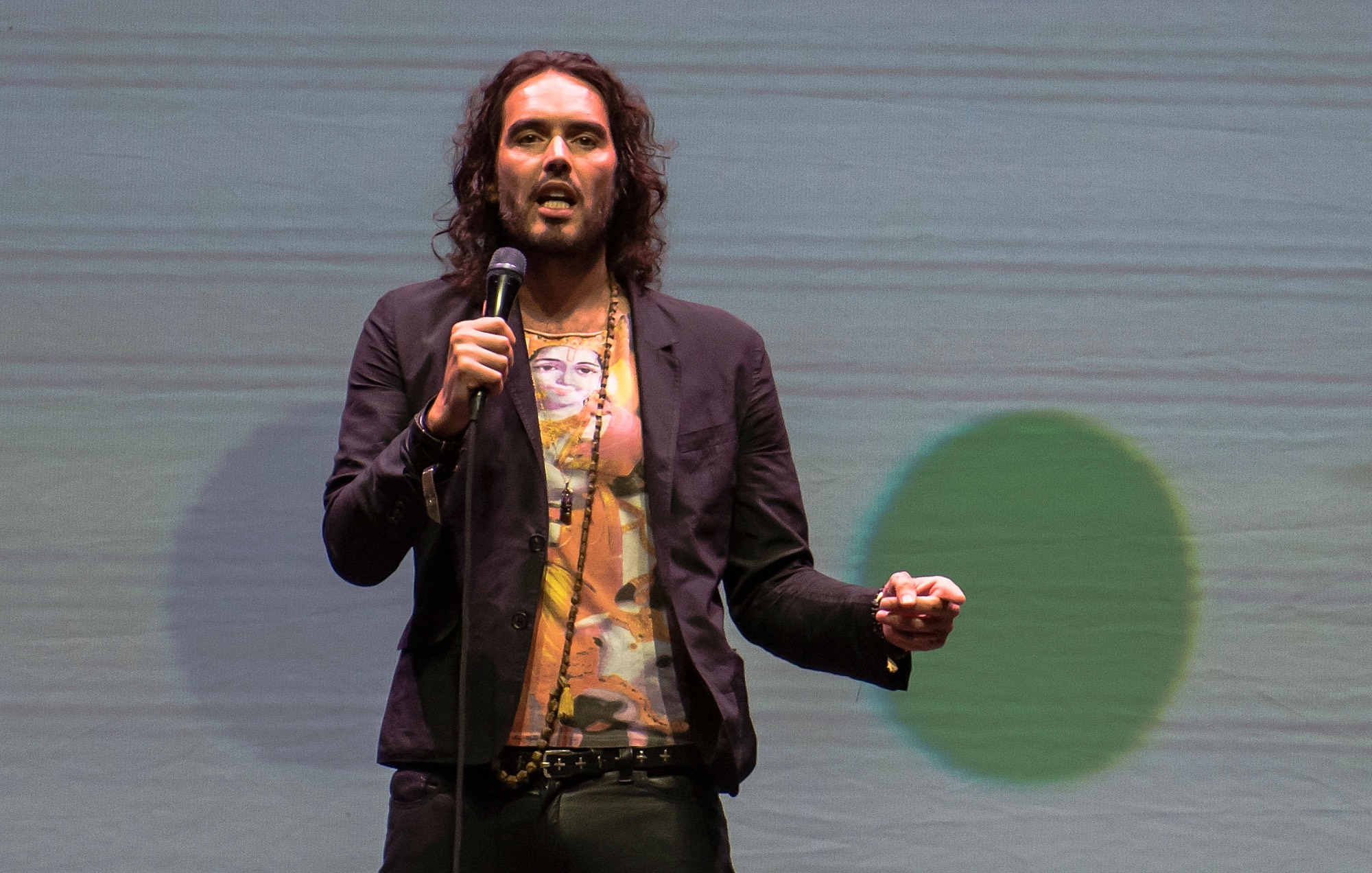 Russell Brand interrogado por la policía por supuesta agresión