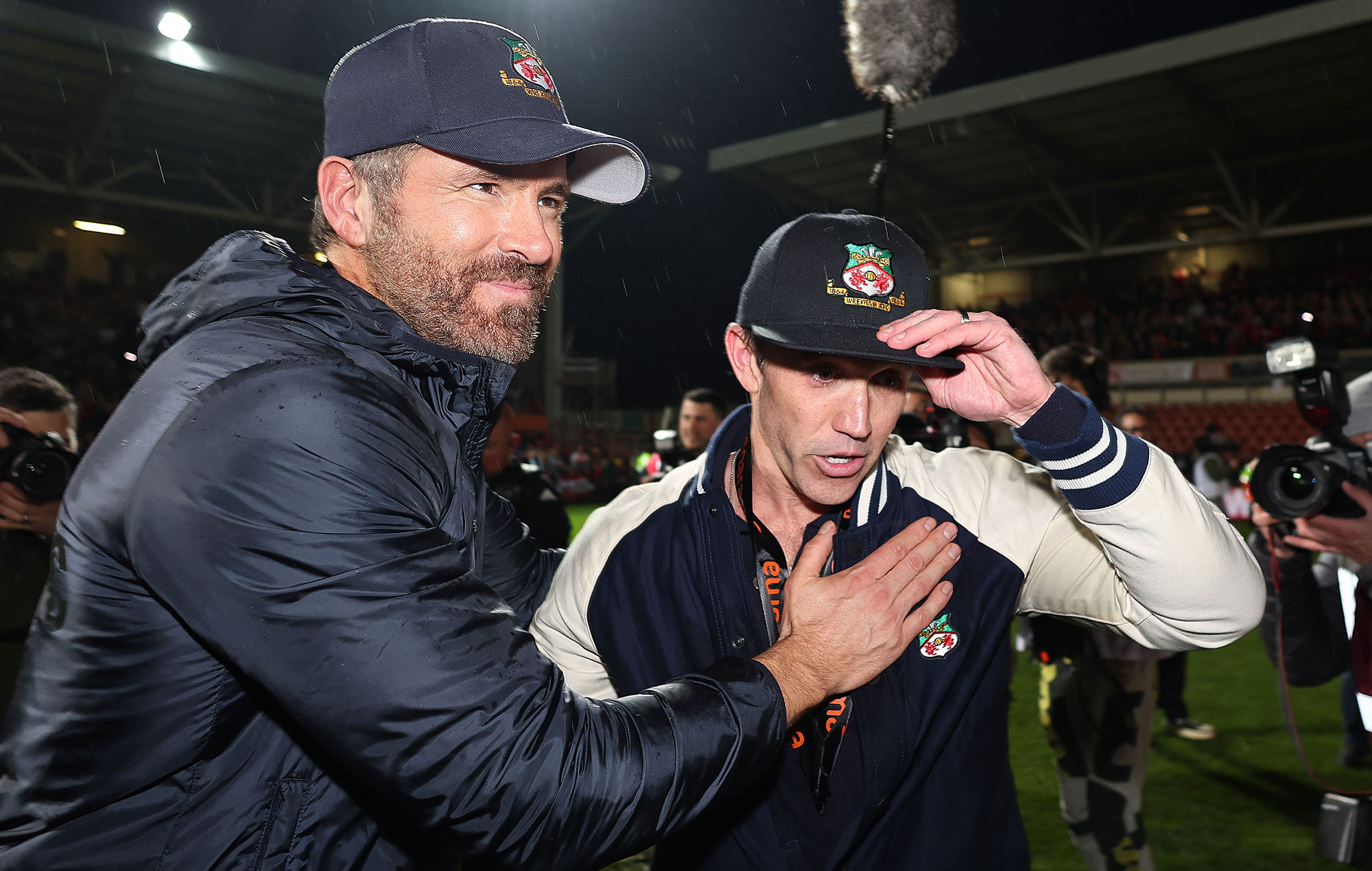 Ryan Reynolds y Rob McElhenney salvan un negocio local tras un robo