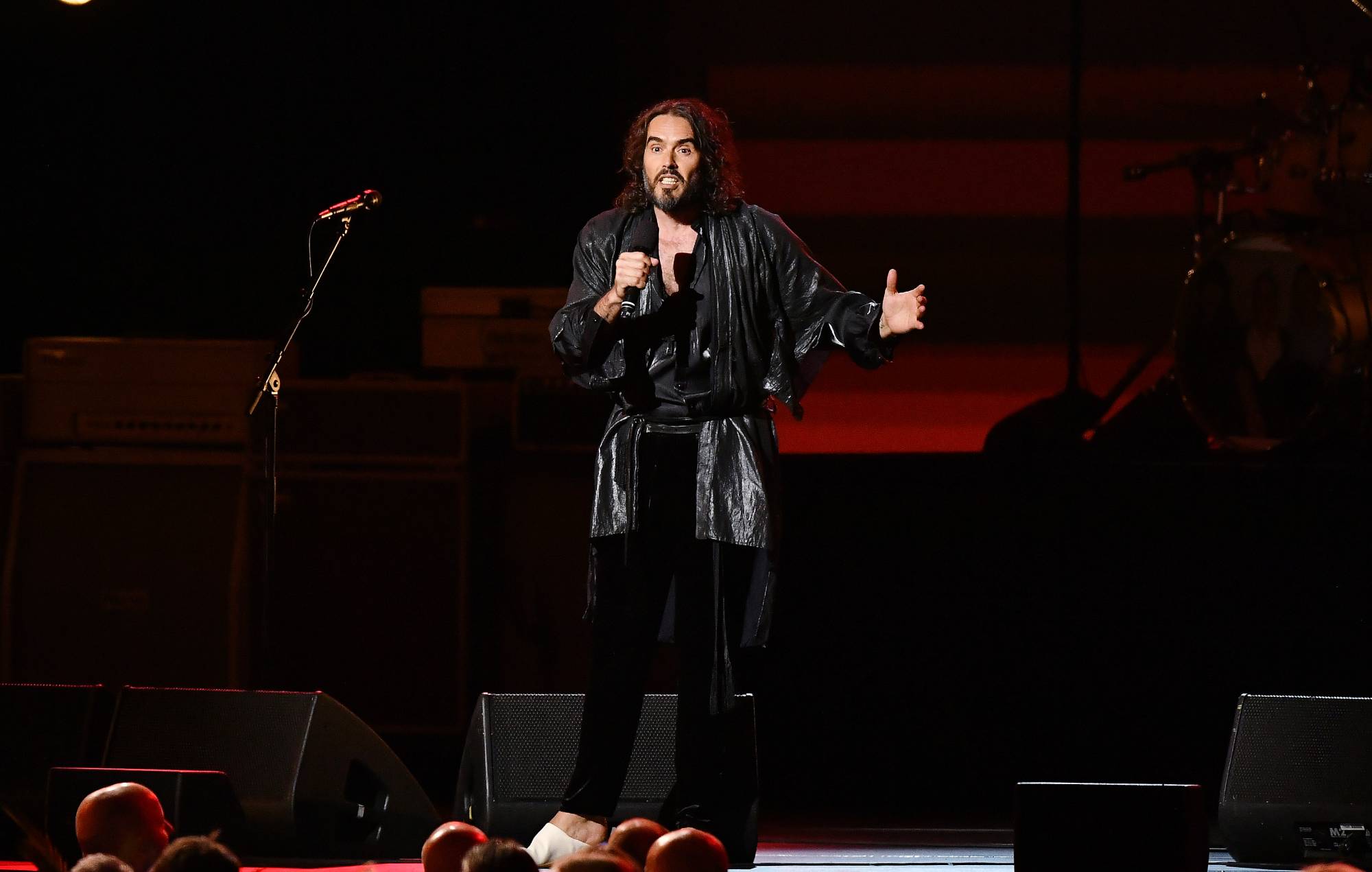 Un extra en el rodaje de "Arthur" demanda a Russell Brand por agresión sexual