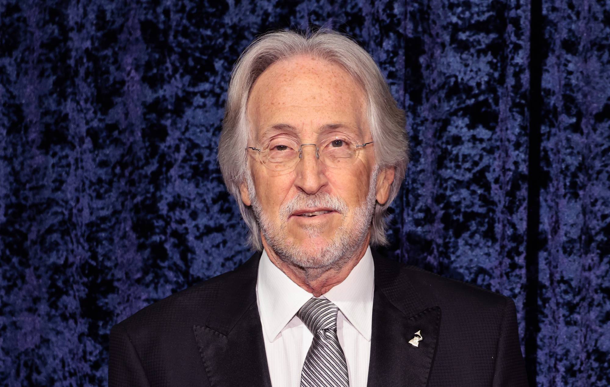 Un músico demanda al ex jefe de los Grammy Neil Portnow por presunta violación