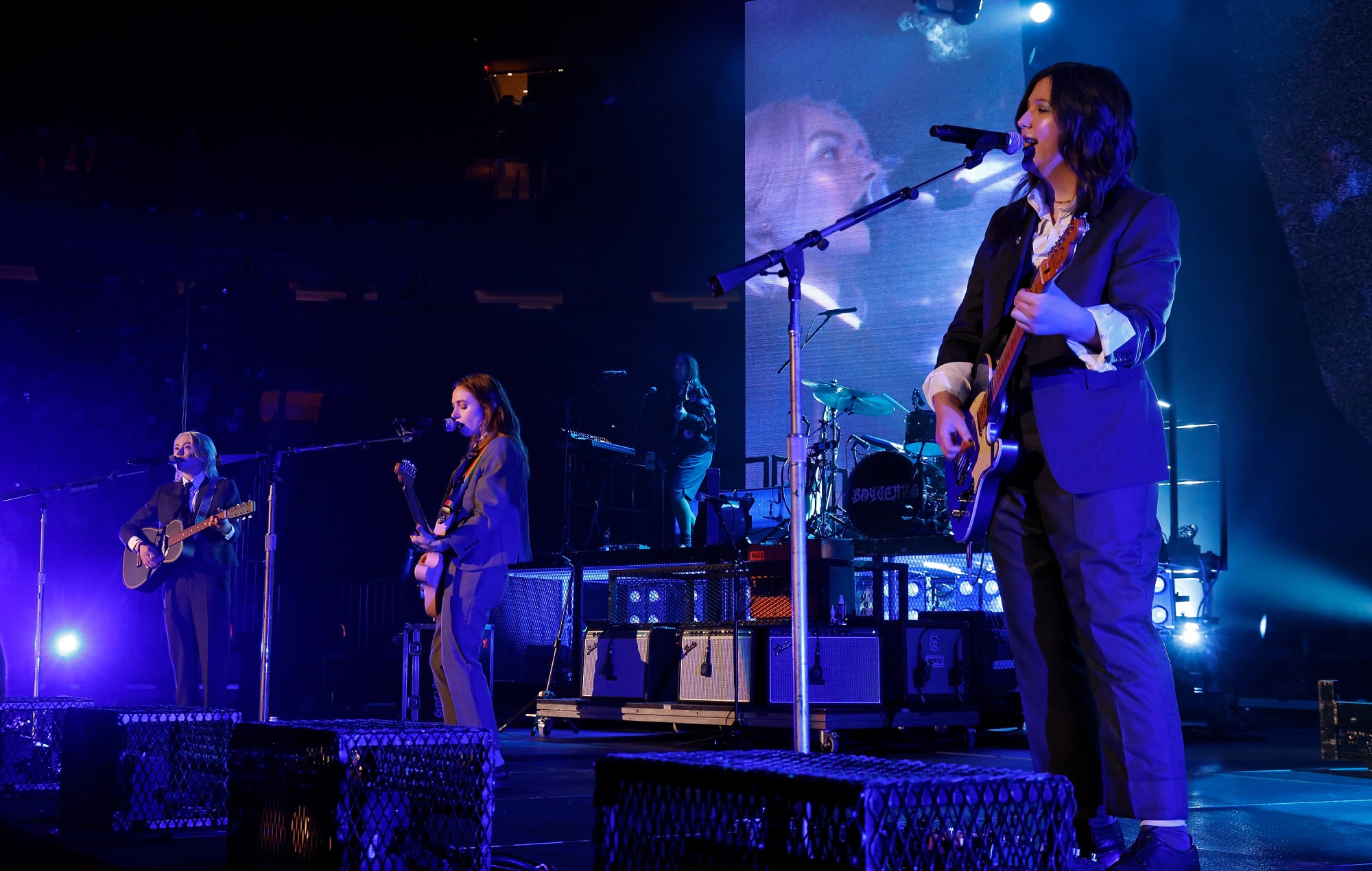 Vea a Boygenius canalizar a los Beatles durante su actuación en "Saturday Night Live