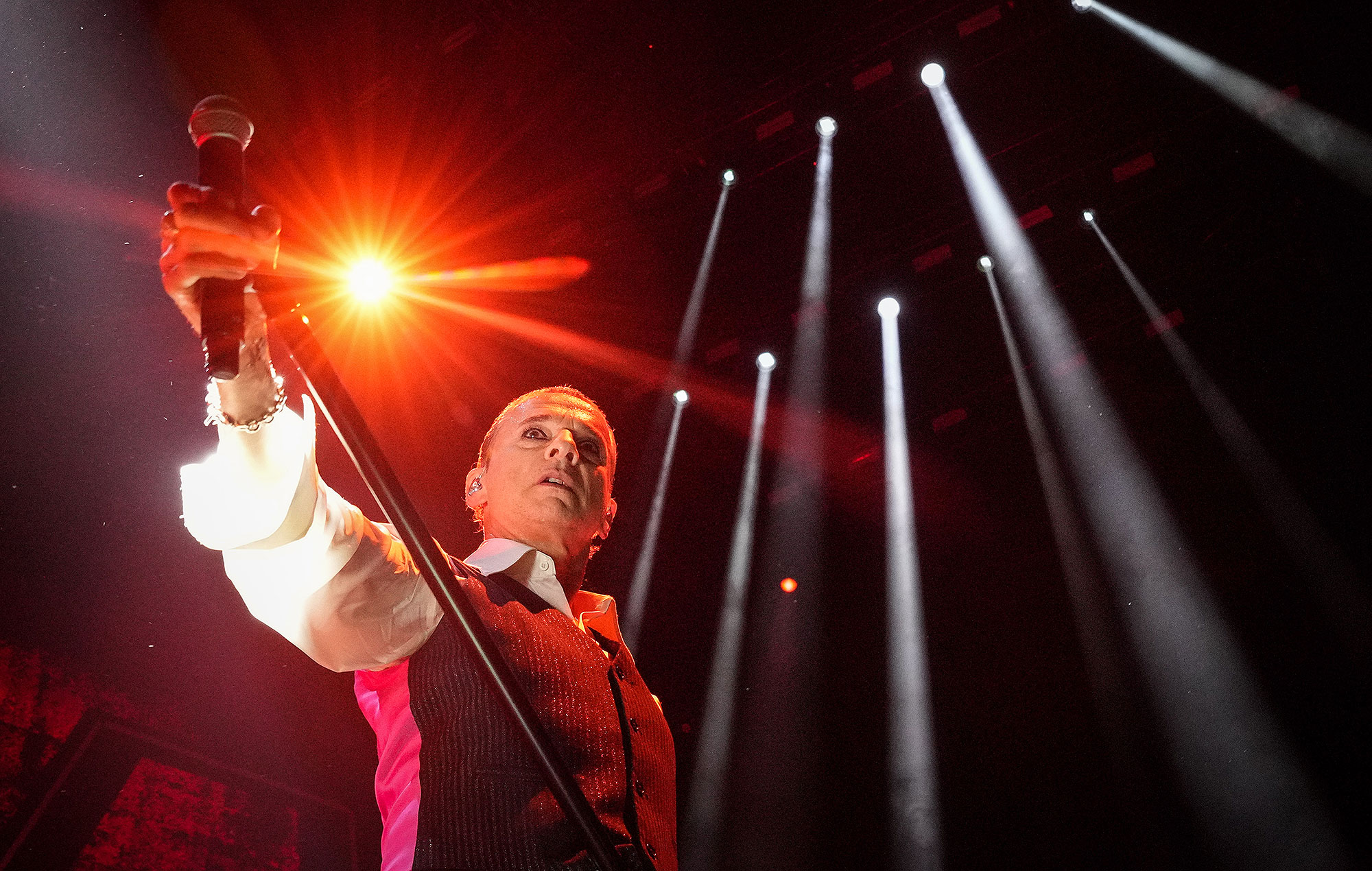 Vea a Depeche Mode interpretando 'My Favourite Stranger' en el episodio de Halloween de 'Fallon'