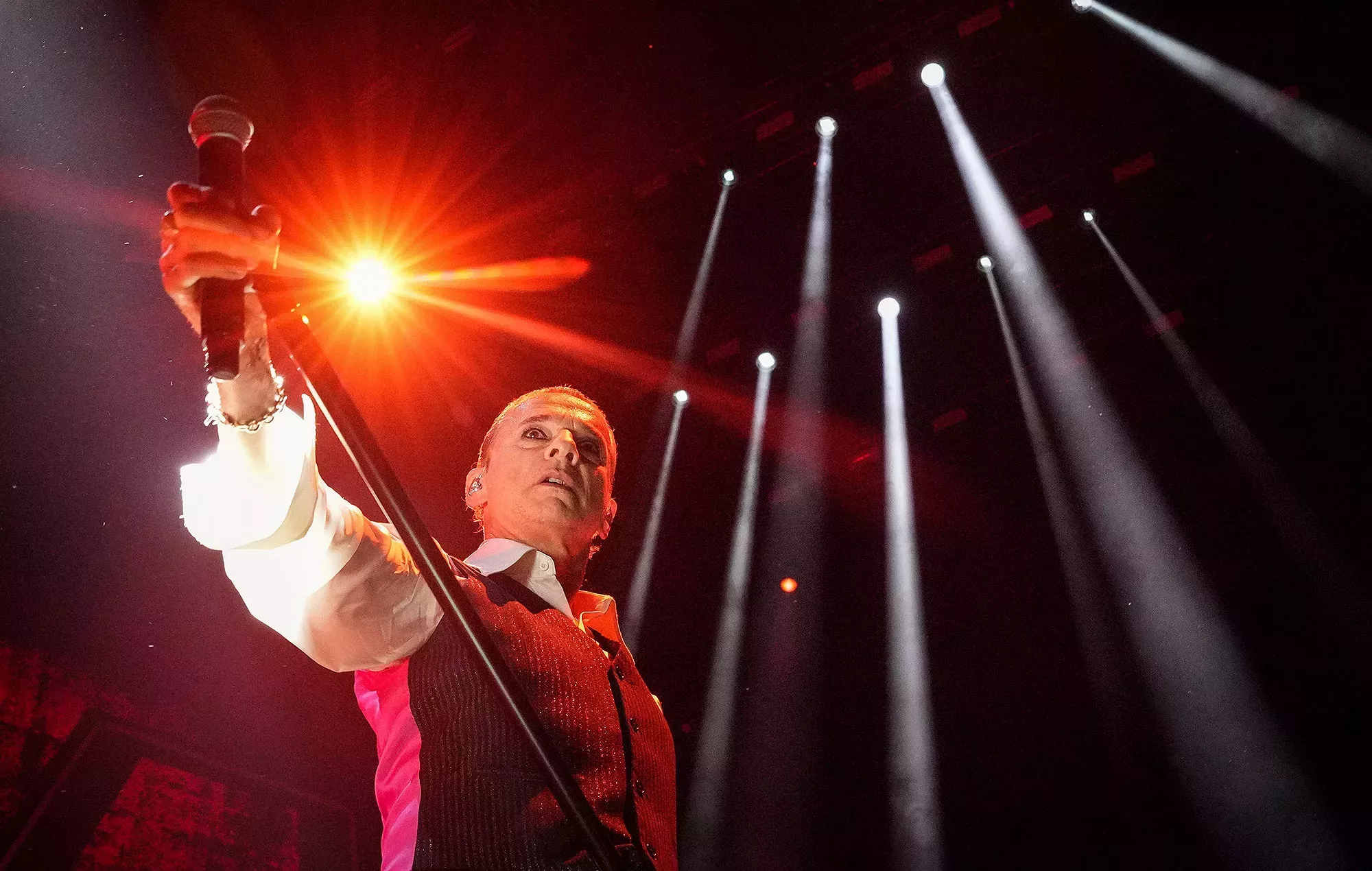 Vea a Depeche Mode interpretando 'My Favourite Stranger' en el episodio de Halloween de 'Fallon'