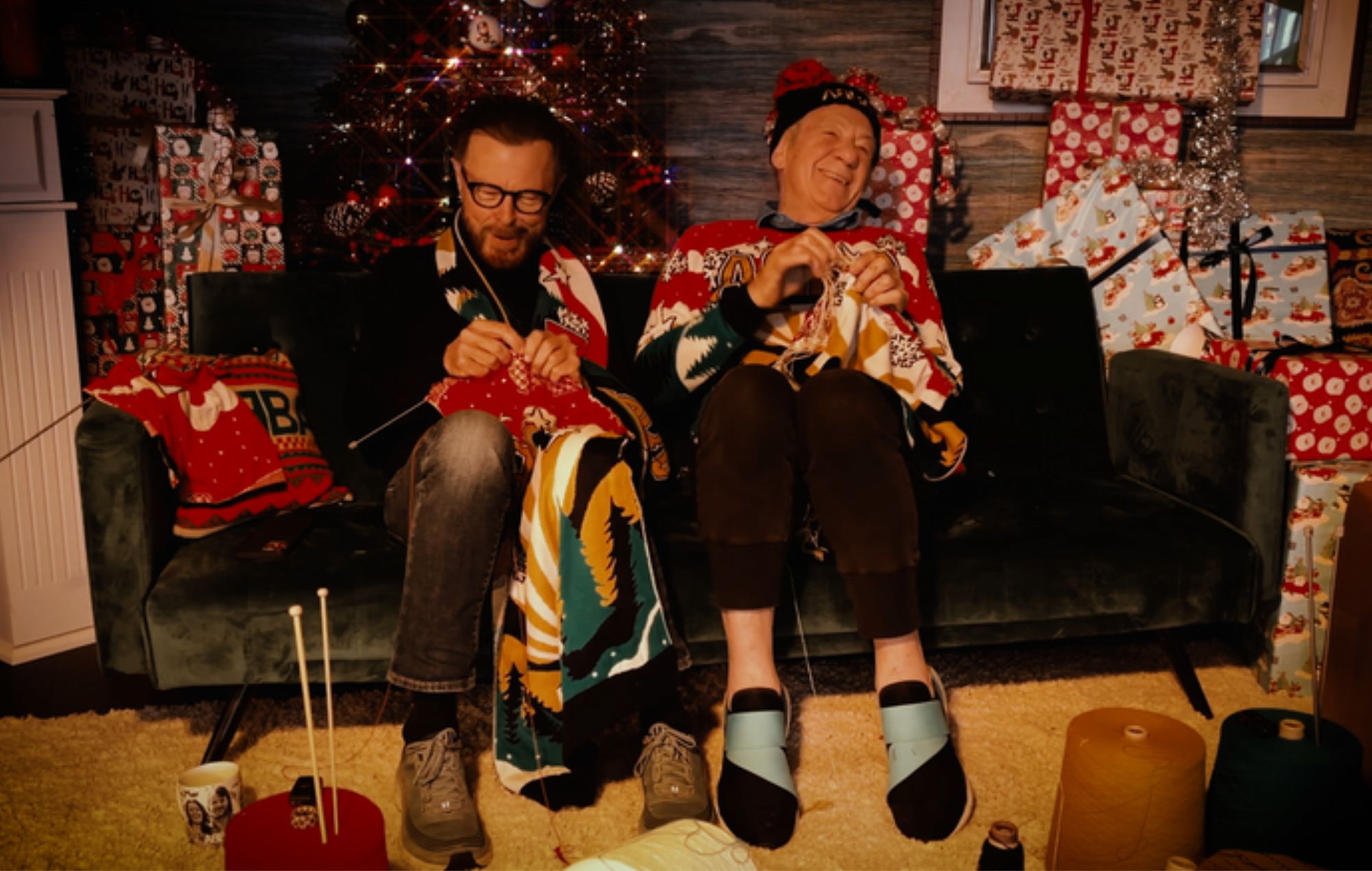 Vea cómo los "famosos hermanos tejedores" Ian McKellen y Björn Ulvaeus de ABBA se ponen de acuerdo para tejer ropa de escena para Kylie Minogue.