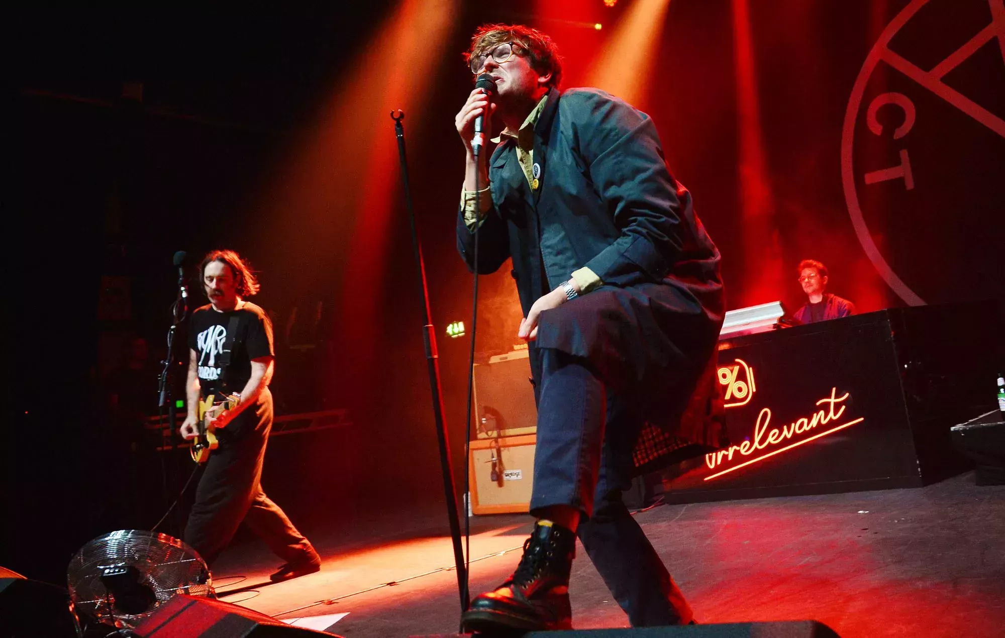 Vea cómo Yard Act enciende las luces de Navidad en el pueblo de Meanwood, en Yorkshire.
