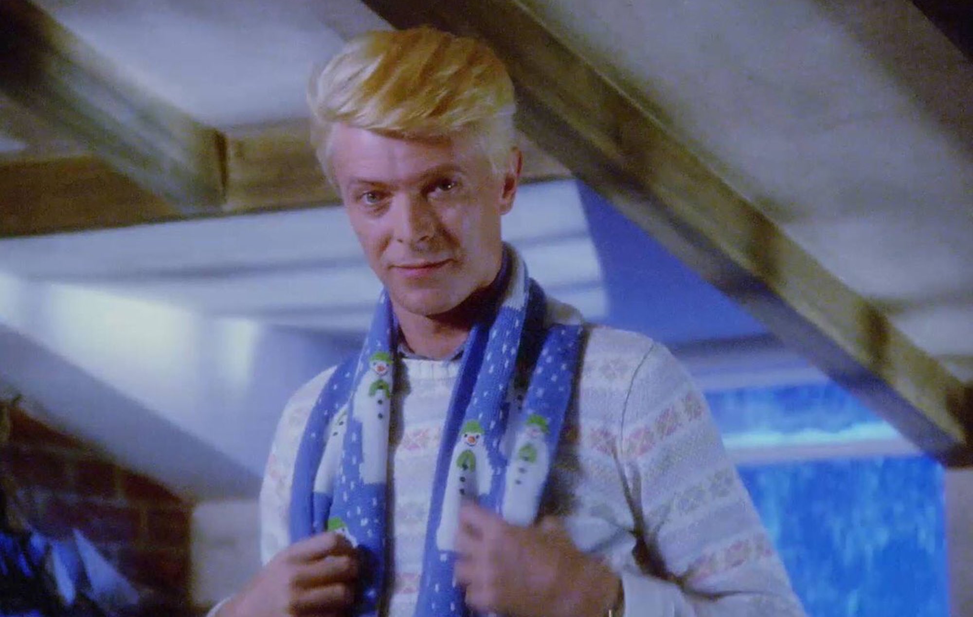 Ya está a la venta la icónica bufanda "The Snowman" de David Bowie