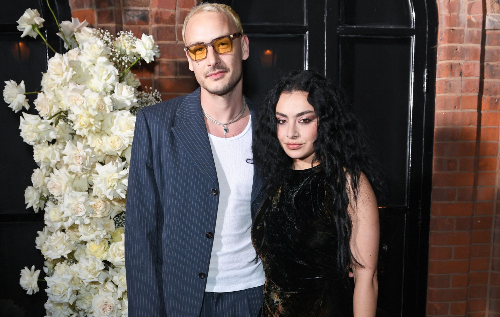 Charli XCX ha estado trabajando en nueva música con su prometido, George Daniel de The 1975.