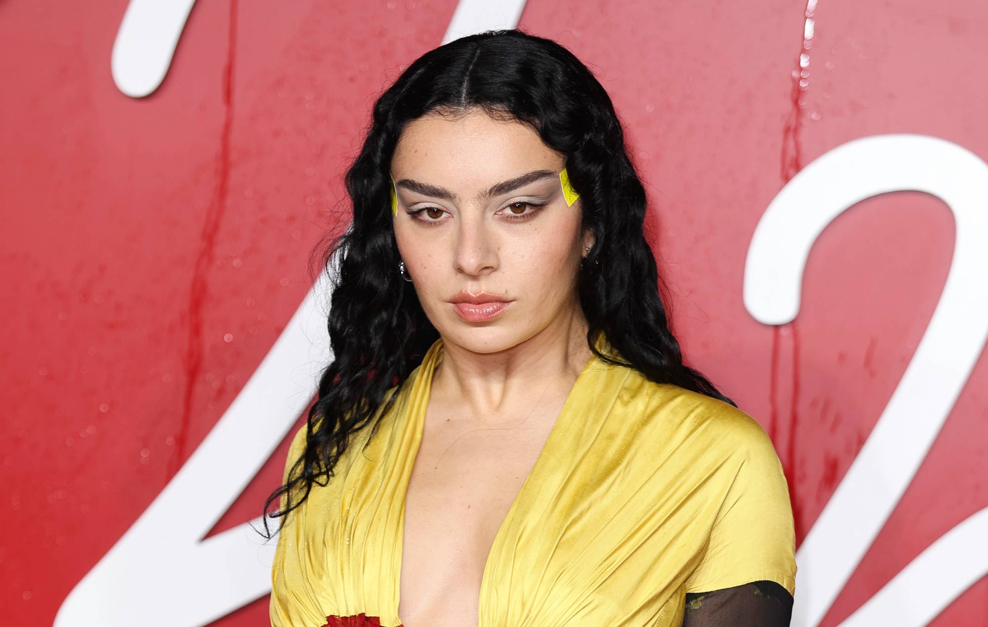 Charli XCX habla de su amor por el "absolutamente fabuloso y retorcido retozo" de 'Saltburn'