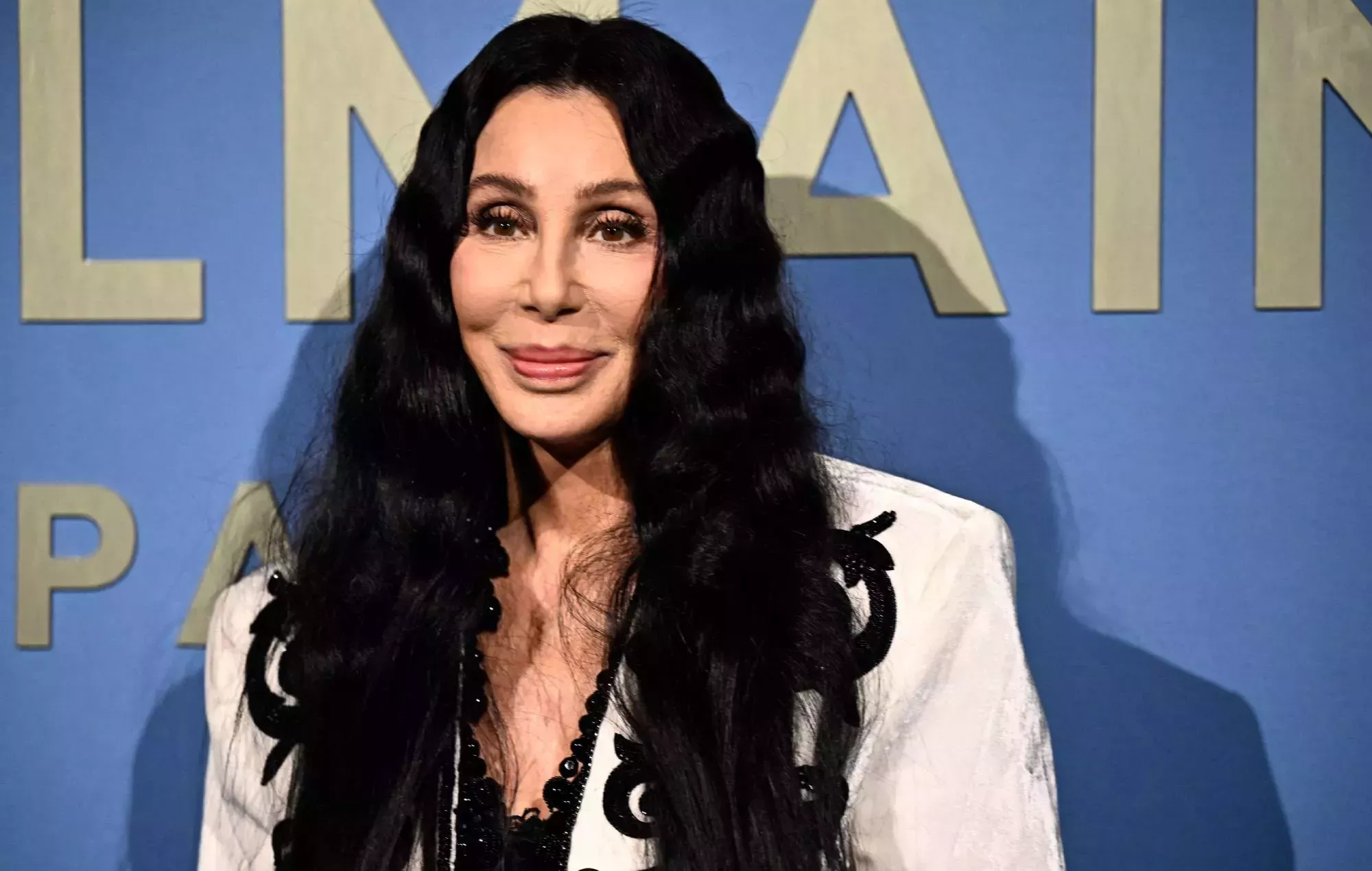 Cher habría solicitado la tutela de su hijo menor por temor al consumo de drogas