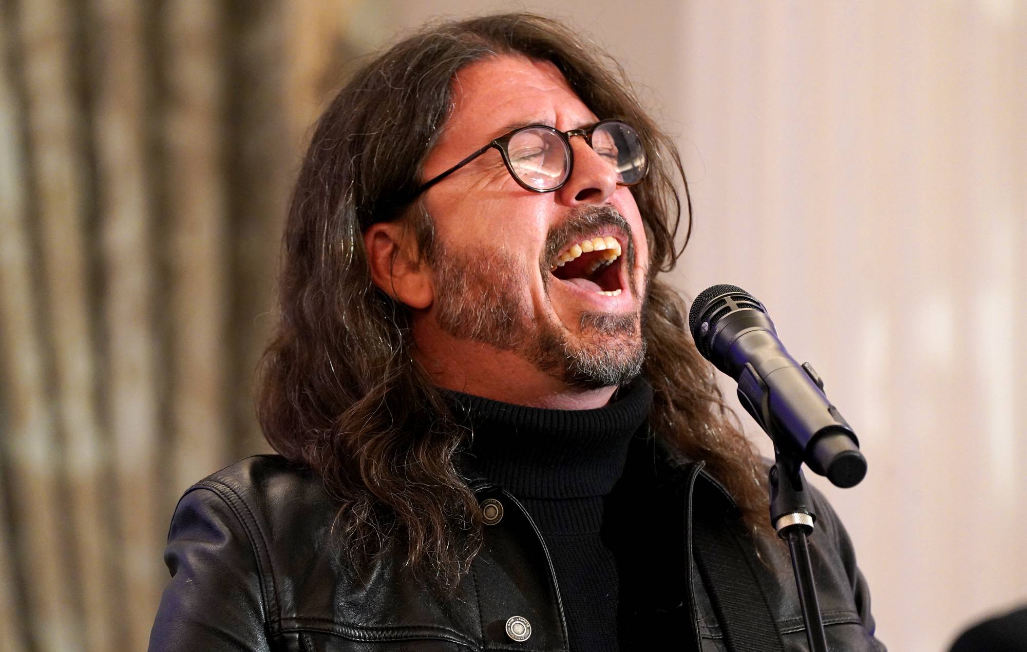 Dave Grohl saca a subasta su pipa de cerveza dibujada a mano y sus diagramas de contrabando de hachís
