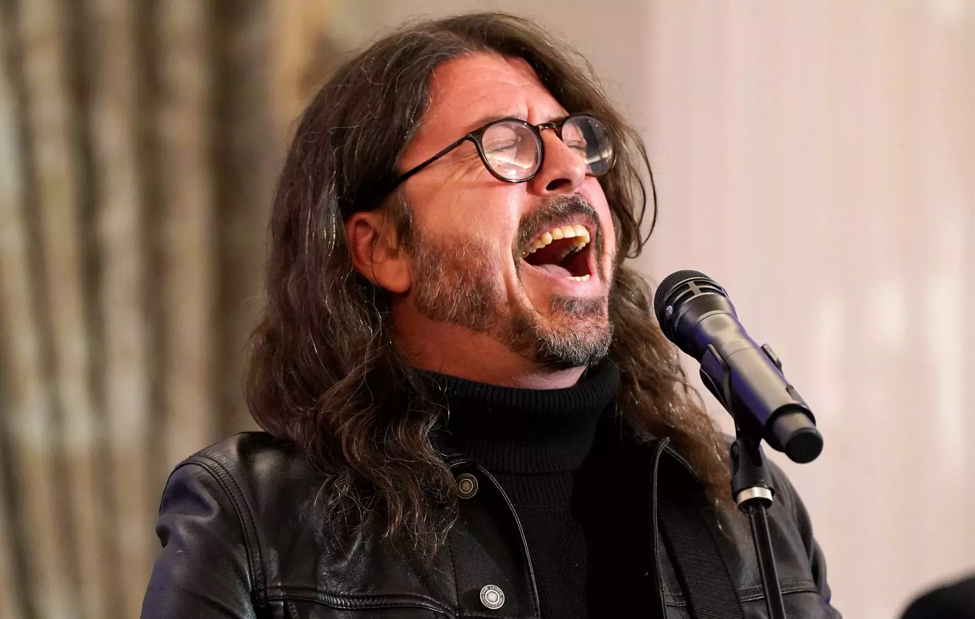 Dave Grohl saca a subasta su pipa de cerveza dibujada a mano y sus diagramas de contrabando de hachís