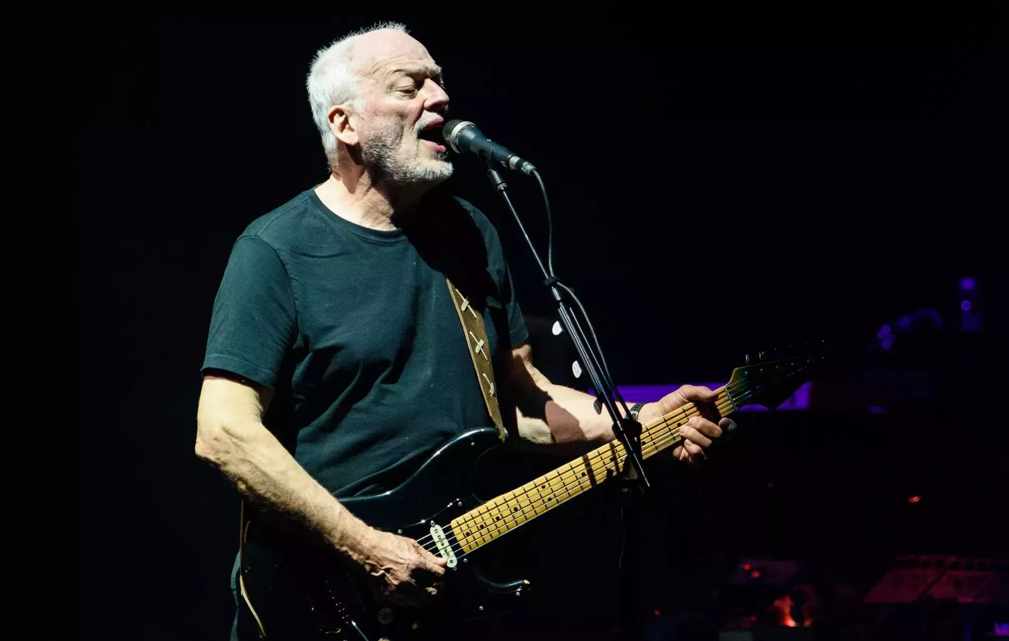 David Gilmour de Pink Floyd trabaja en un 