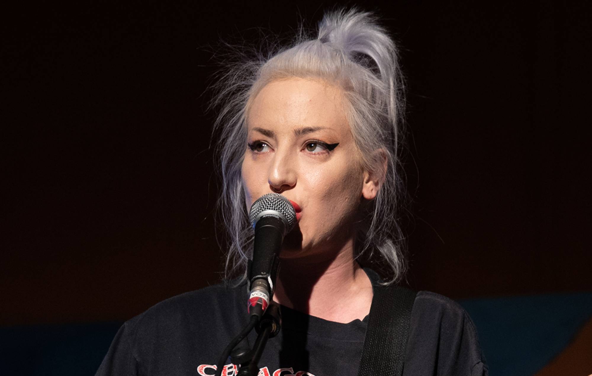 Escucha el cómico single festivo de Du Blonde "It's Christmas And I'm Crying".