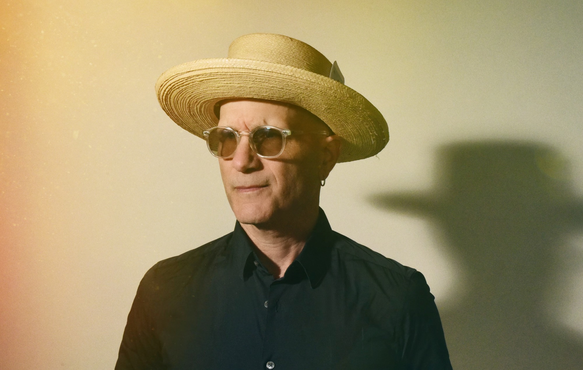 Gary Jules comparte una versión "muy íntima" de 'Mad World' en su 20º aniversario