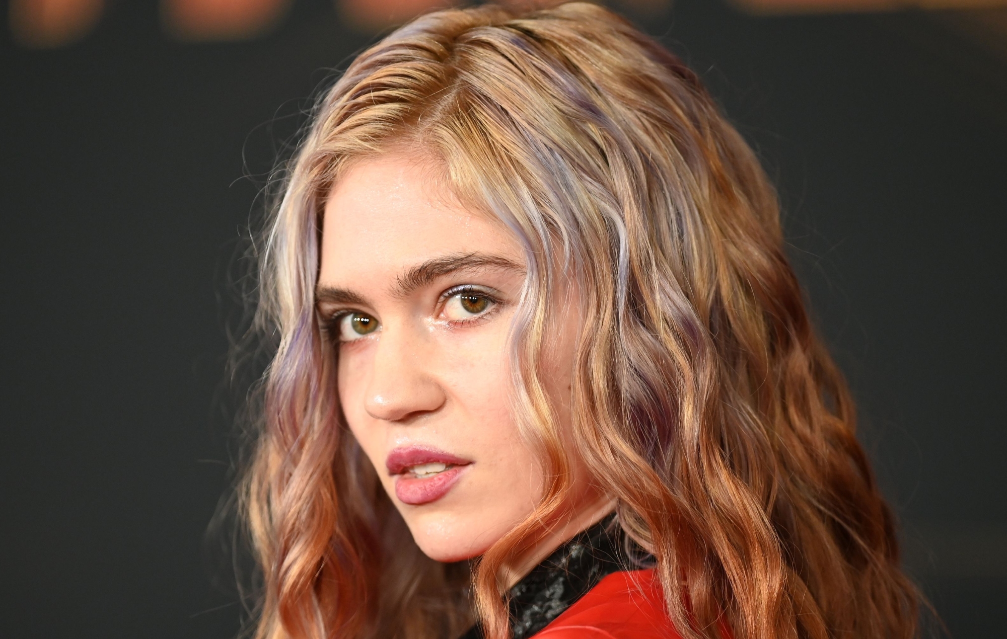 Grimes es la voz de un nuevo peluche infantil con inteligencia artificial llamado "Grok".
