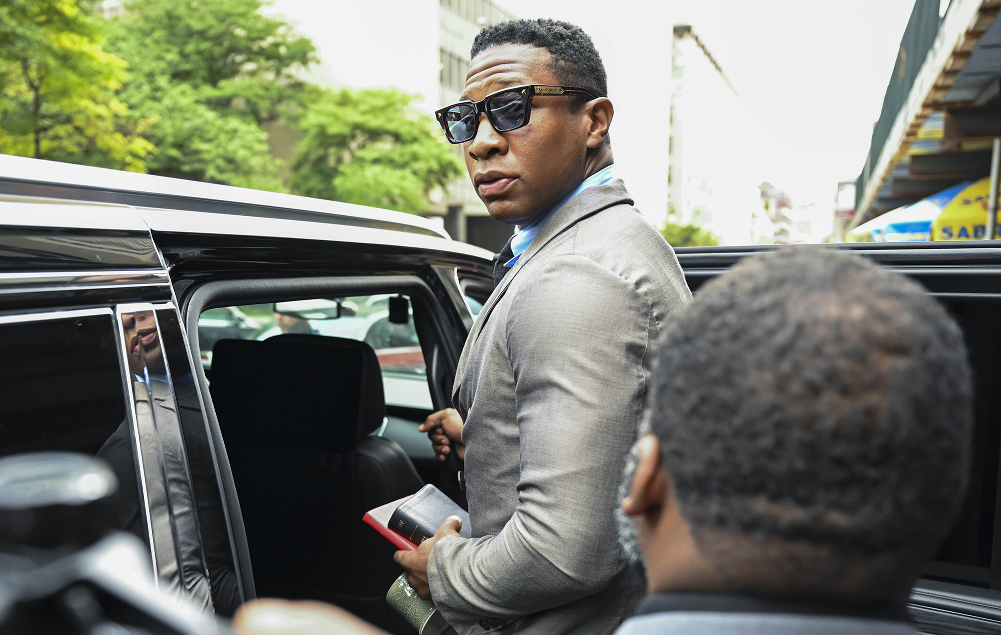 Jonathan Majors puede mencionar la detención de su ex novia en el juicio por agresión