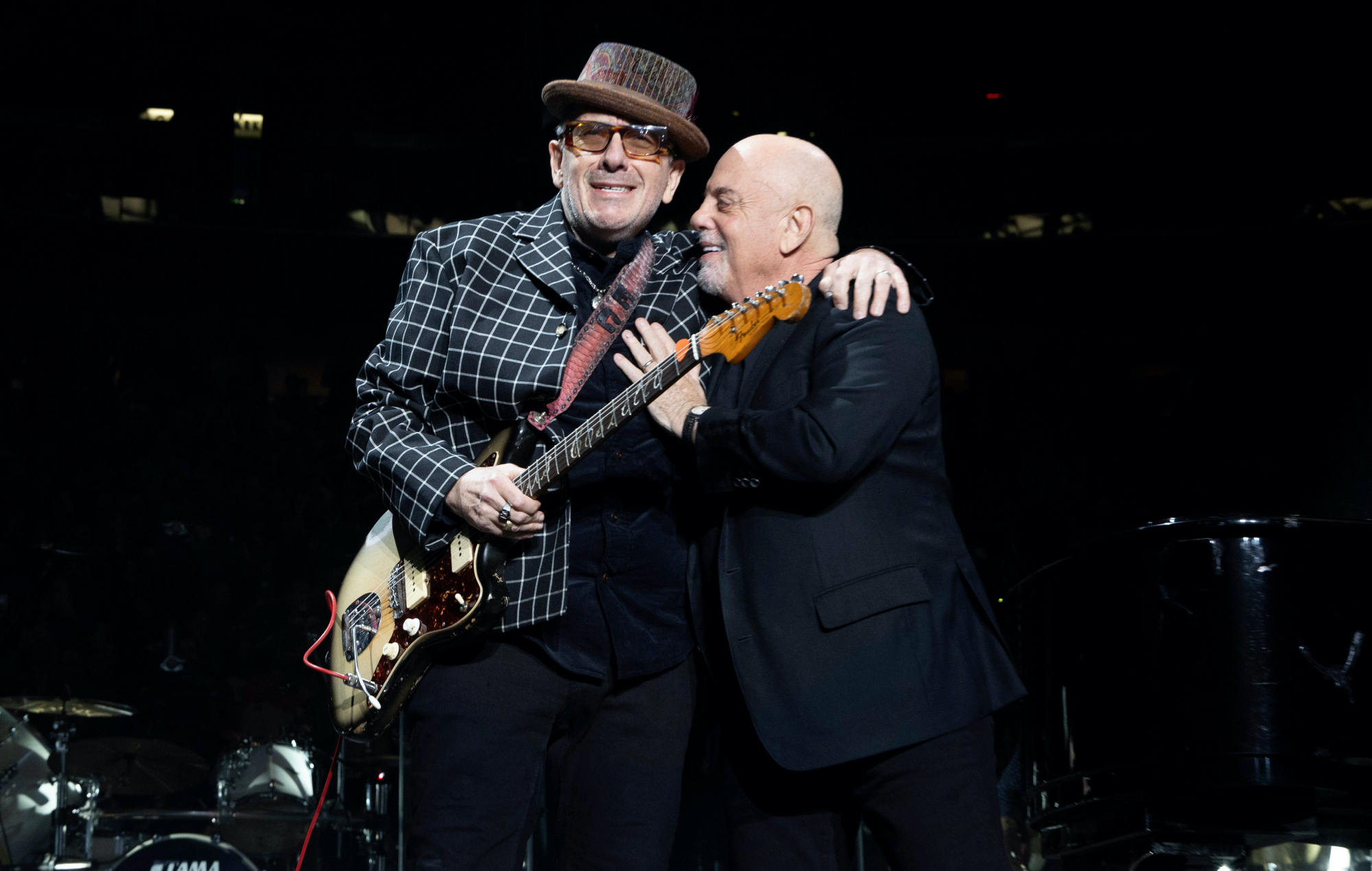 Vea a Elvis Costello junto a Billy Joel interpretando 'Pump It Up' y 'Allentown' en el Madison Square Garden