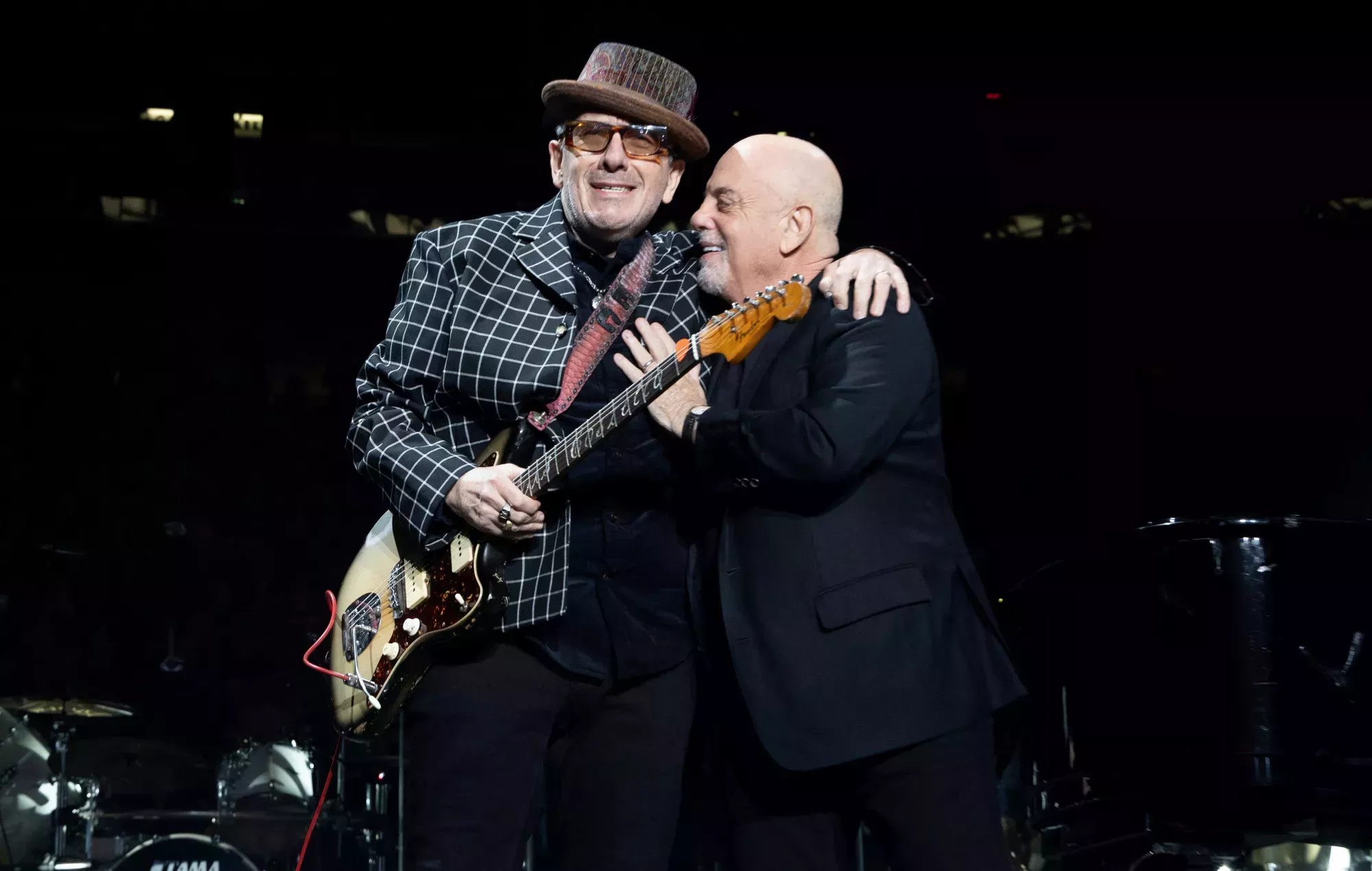 Vea a Elvis Costello junto a Billy Joel interpretando 'Pump It Up' y 'Allentown' en el Madison Square Garden