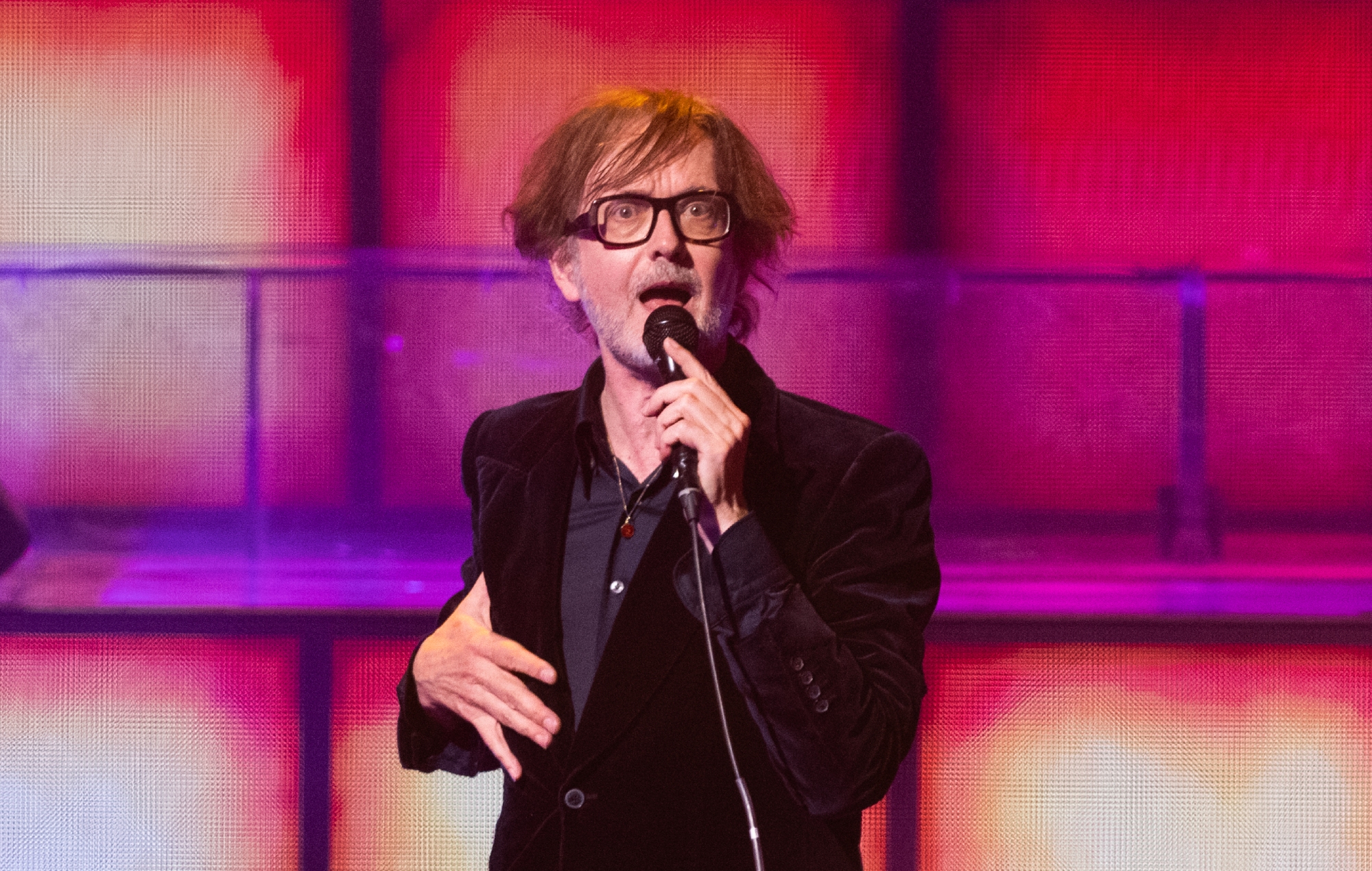 Vea a Jarvis Cocker actuar en Hong Kong con las costillas rotas