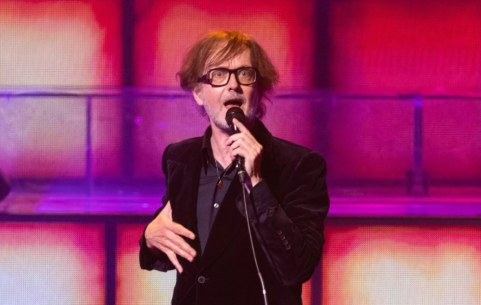 Vea a Jarvis Cocker actuar en Hong Kong con las costillas rotas
