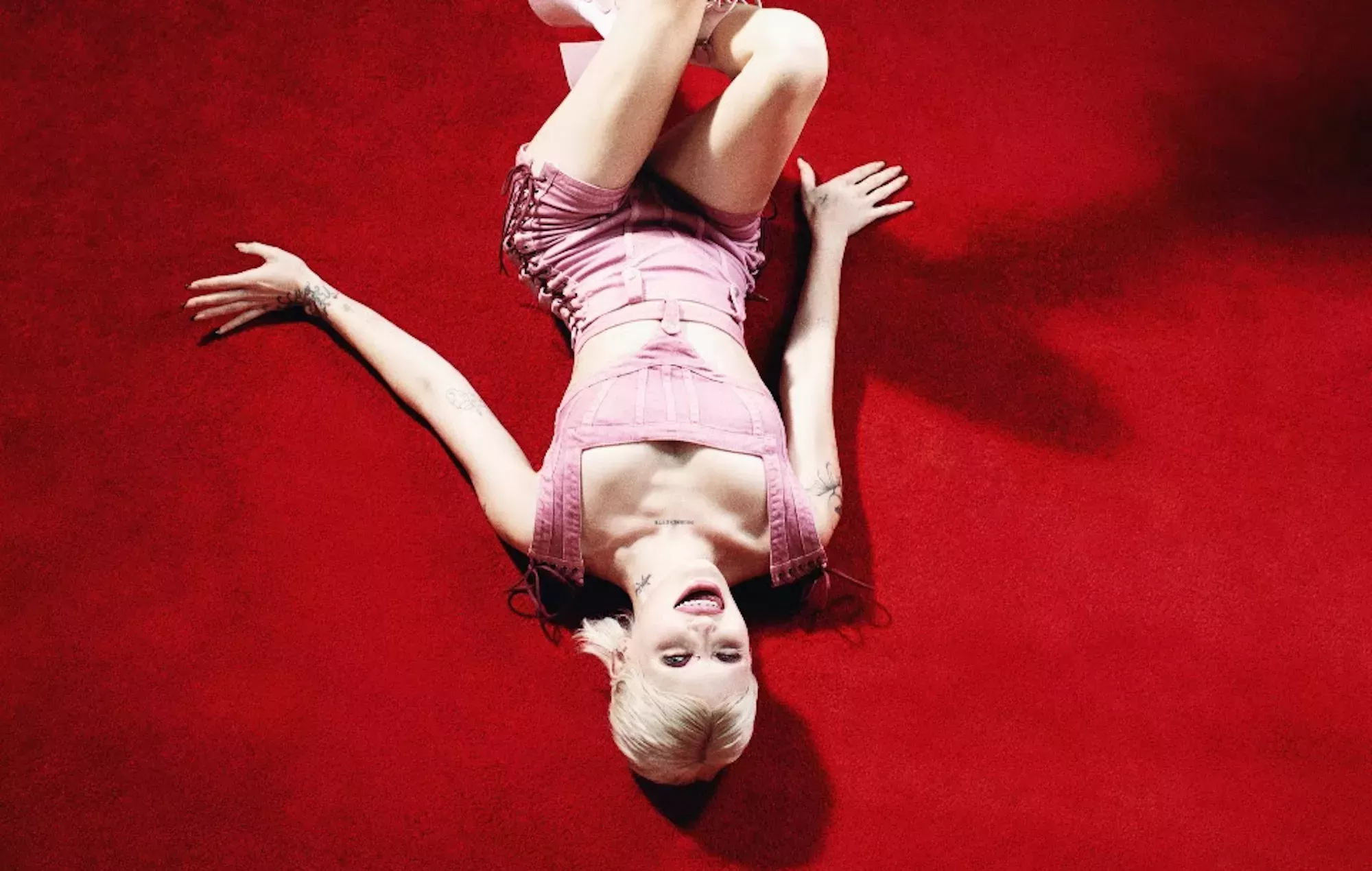 Cassyette anuncia su álbum de debut 'This World Fucking Sucks' con dos nuevos singles