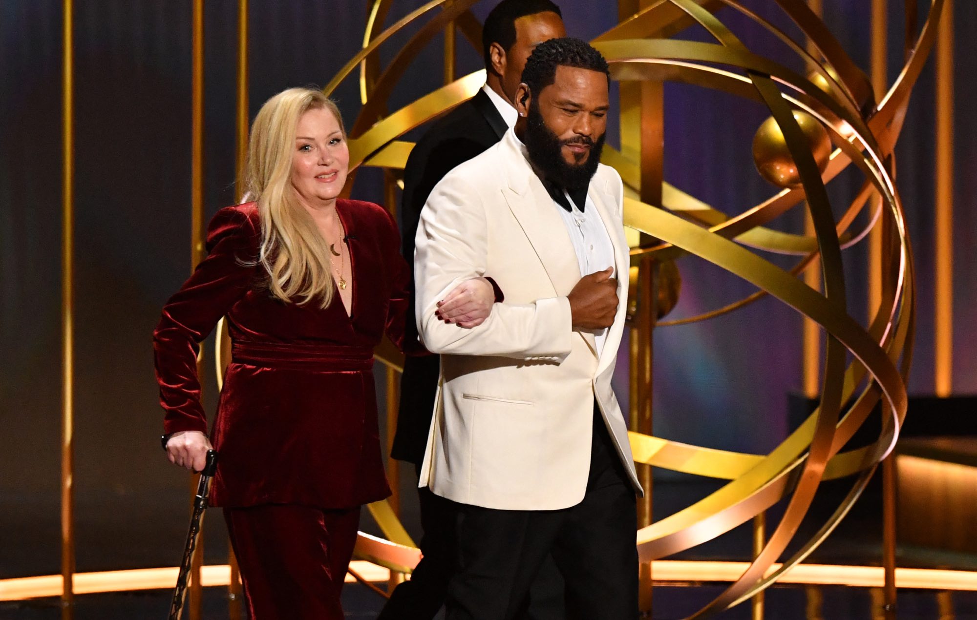 Christina Applegate sube al escenario de los Emmy con bastón tras ser diagnosticada de esclerosis múltiple