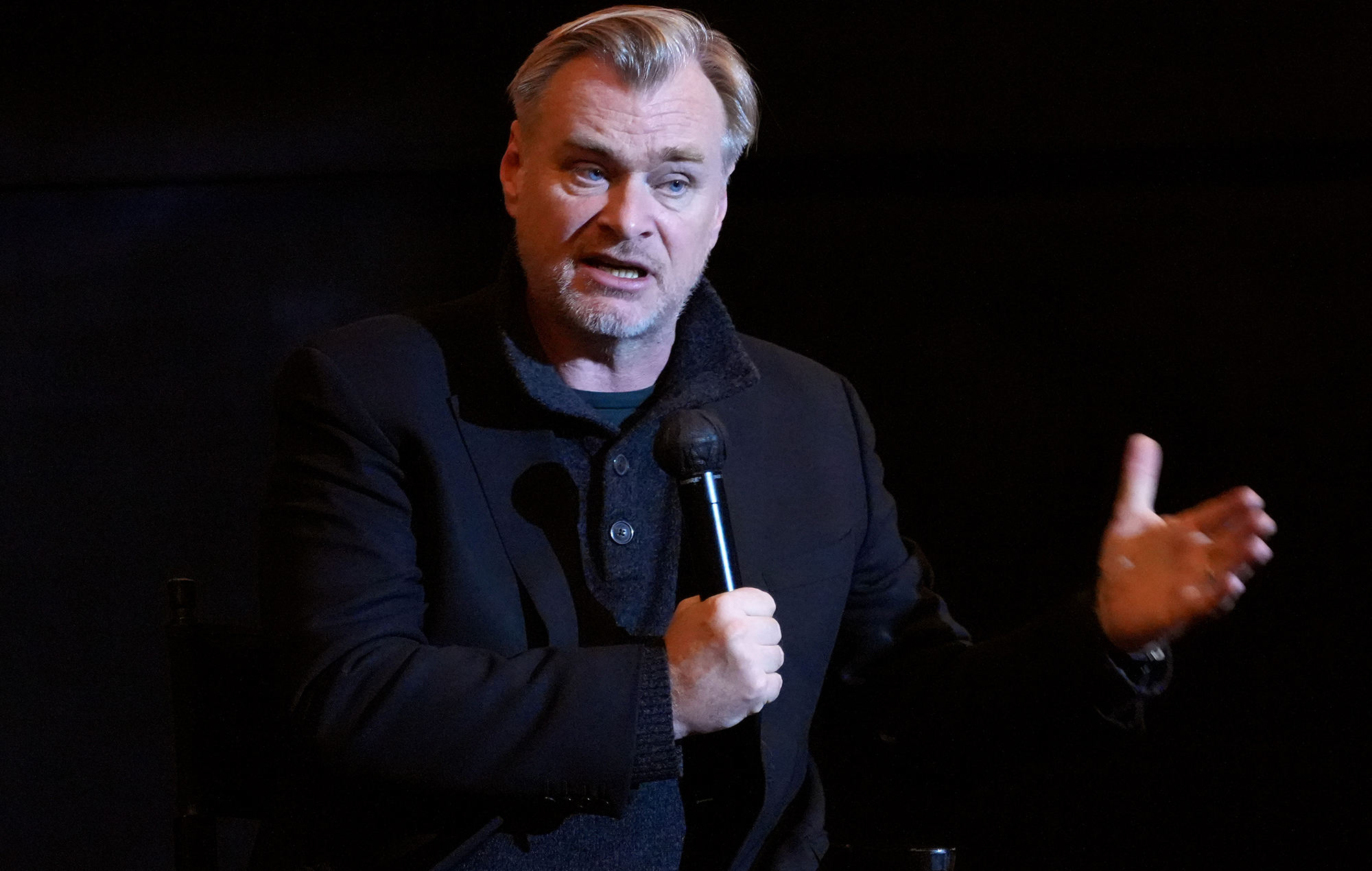 Christopher Nolan elogia 'La maldición' como "diferente a todo lo que he visto en televisión"