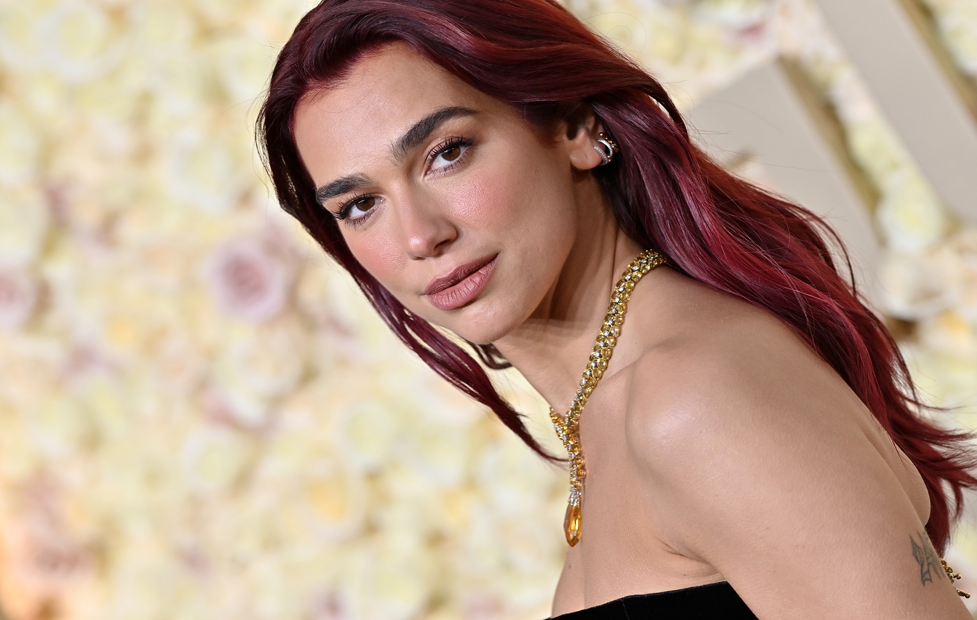 Dua Lipa asiste al partido de fútbol del Chelsea por su nueva película 'Argylle'