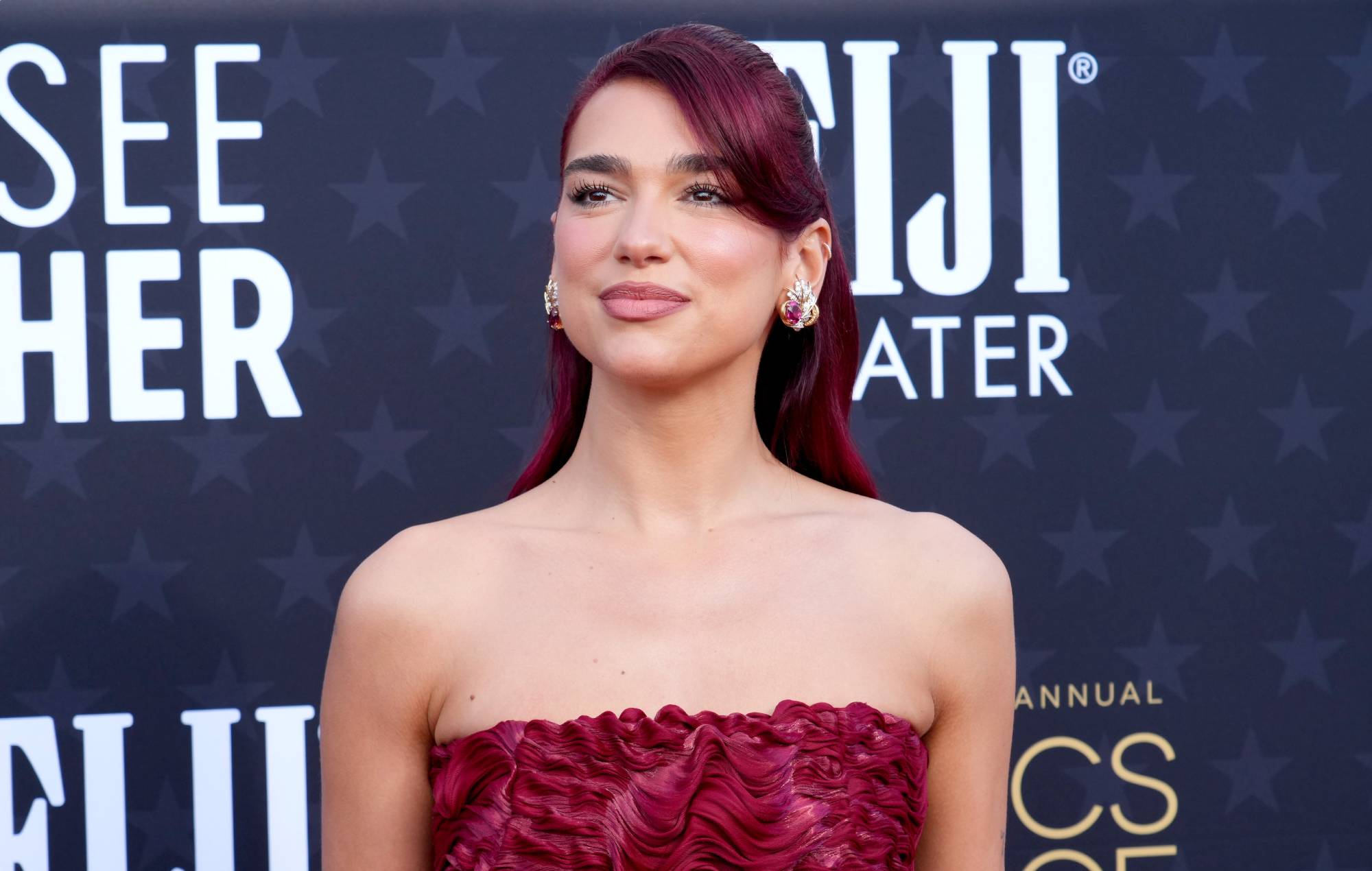 Dua Lipa cree que la gente no quiere que las estrellas del pop sean "políticas" o "inteligentes"