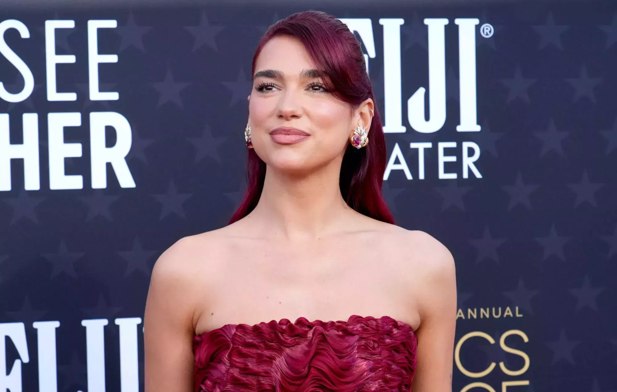 Dua Lipa cree que la gente no quiere que las estrellas del pop sean 