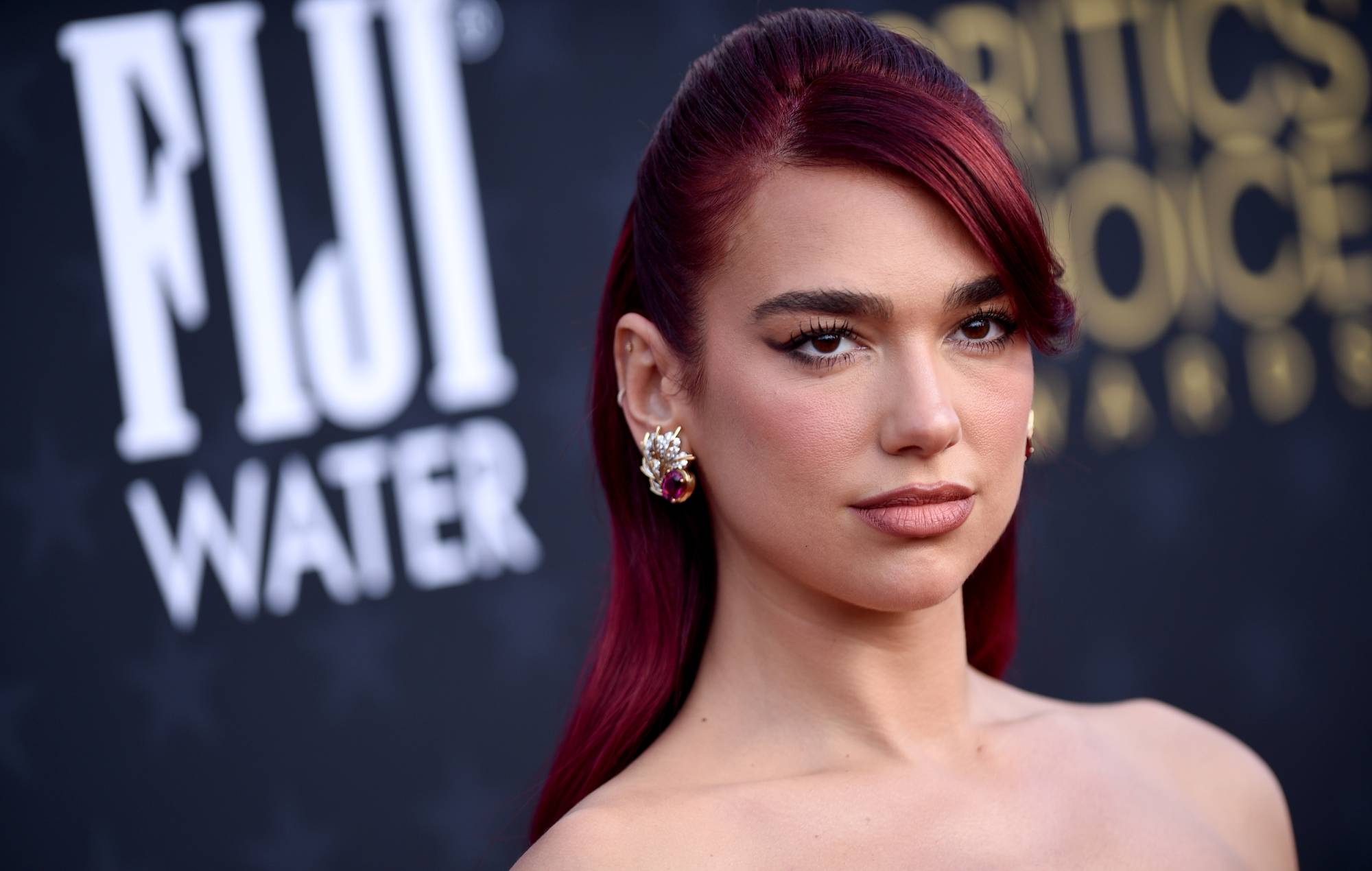 Dua Lipa dice que su "crudo" nuevo álbum busca "capturar la esencia de la juventud, la libertad y la diversión"