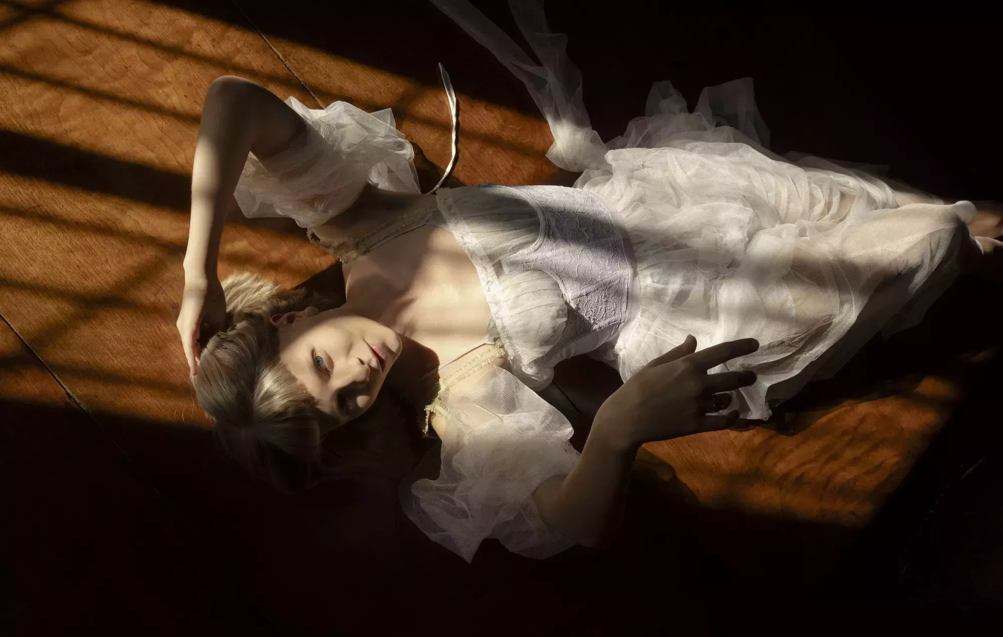 Escucha el catártico nuevo single de AURORA 'The Conflict Of The Mind'.