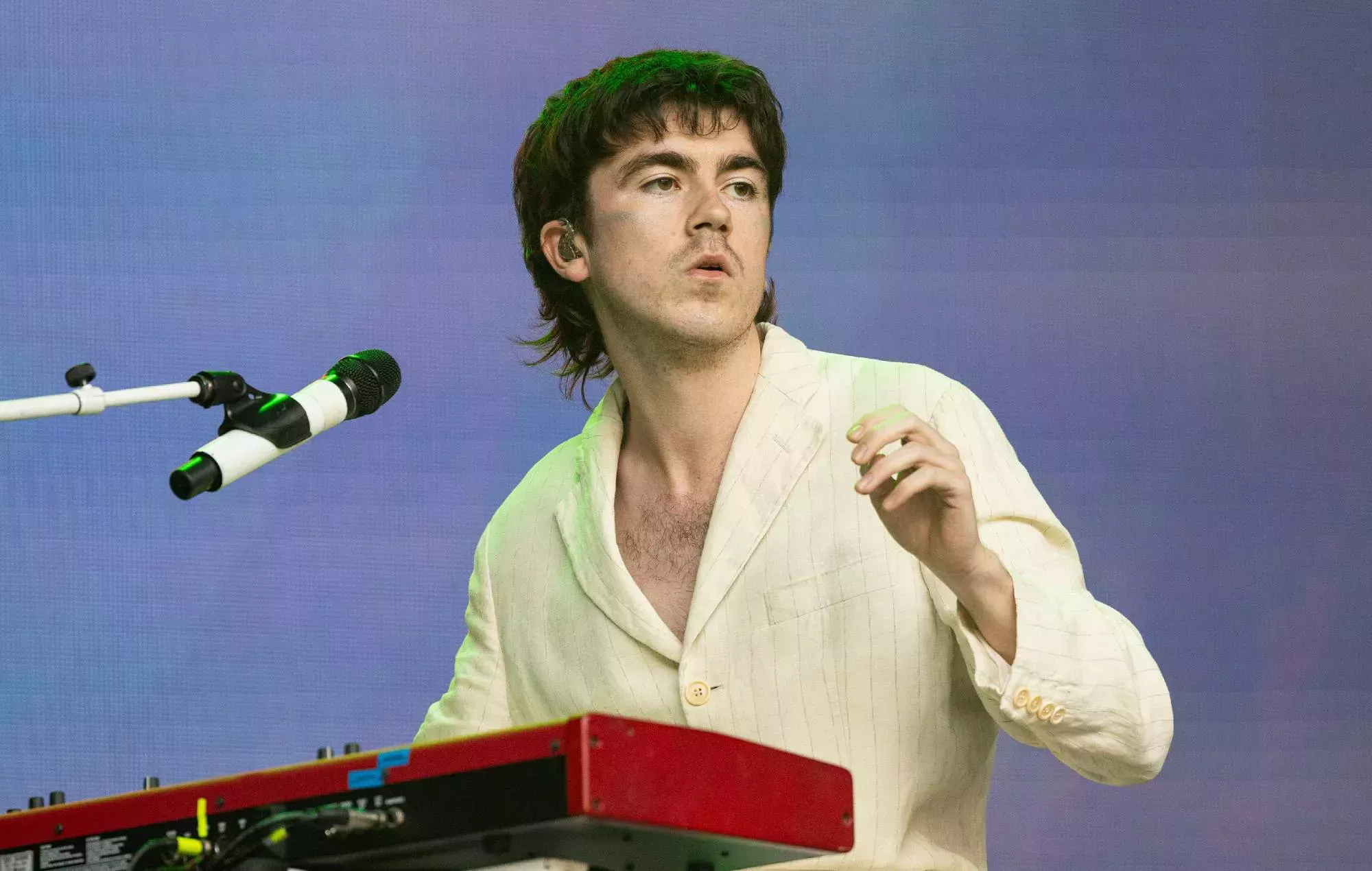 Escucha el nuevo single de Declan McKenna, 