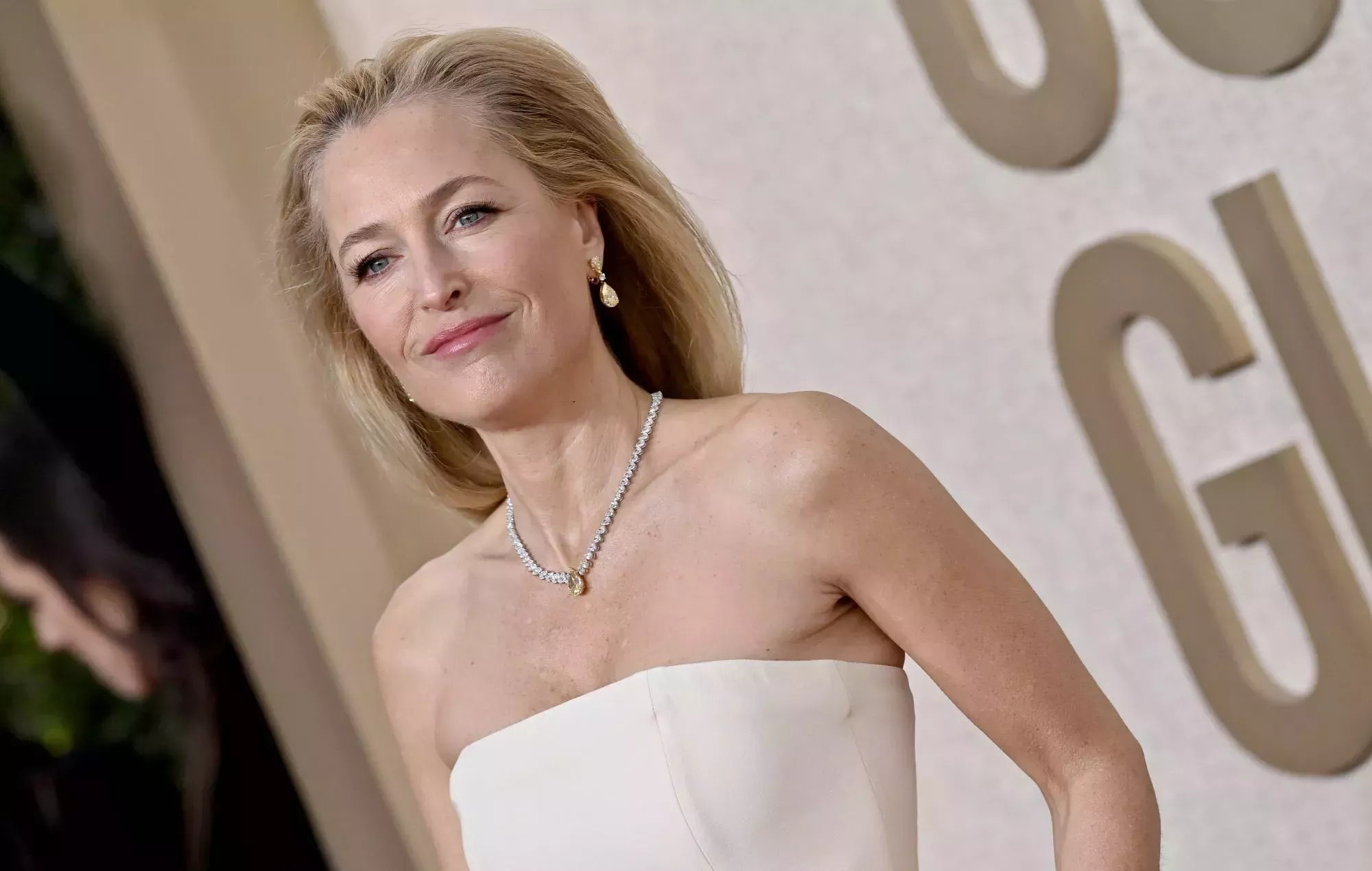 Este es el significado del vestido de la vagina viral de Gillian Anderson