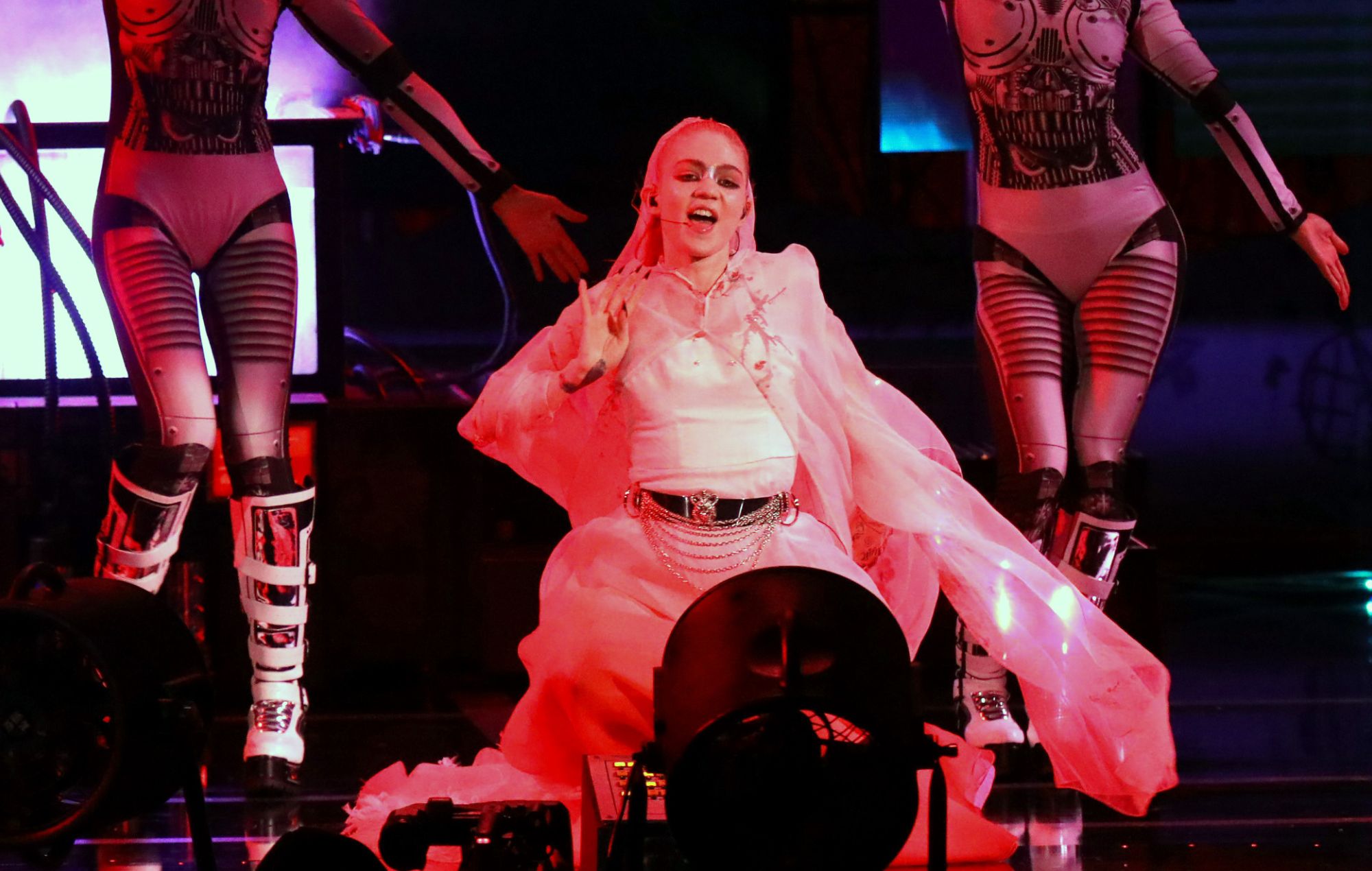 Grimes responde a los críticos que la tachan de "nazi": "Estoy felizmente orgullosa de la cultura blanca - ¿Y si los humanos simplemente se amaran?"