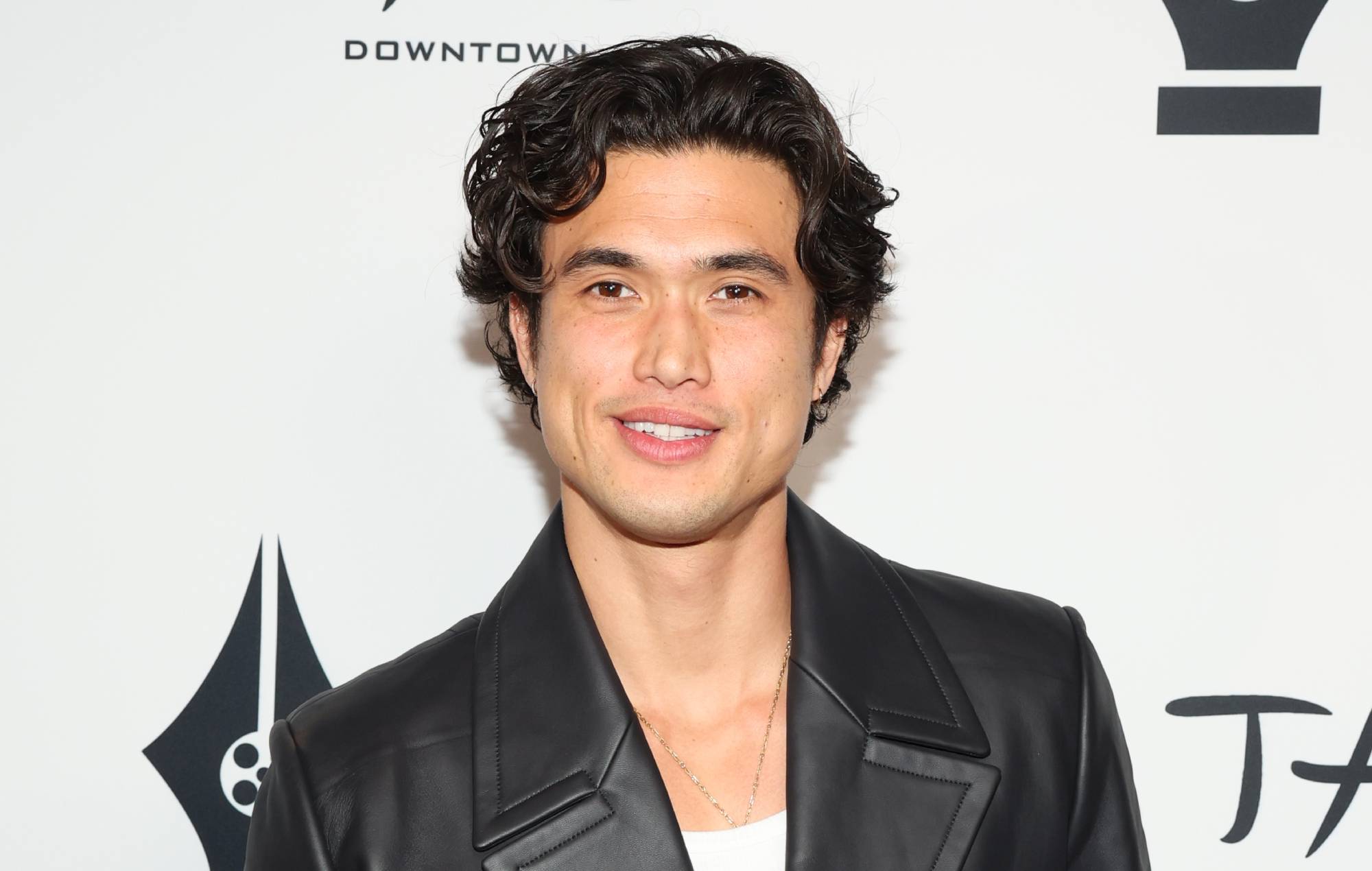 La película "ofende" al personaje de Charles Melton inspirado en la vida real