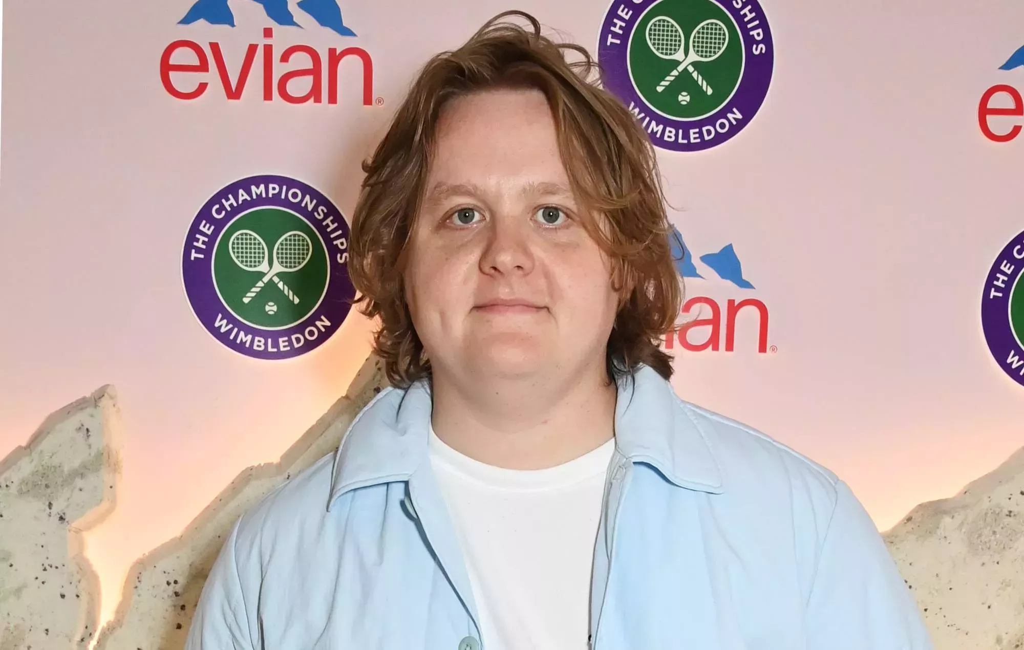Lewis Capaldi comparte novedades sobre su salud y anuncia una versión ampliada de su álbum