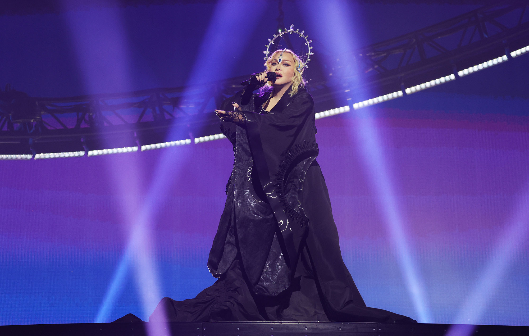 Madonna interpreta "Express Yourself" por primera vez en su gira "Celebration Tour