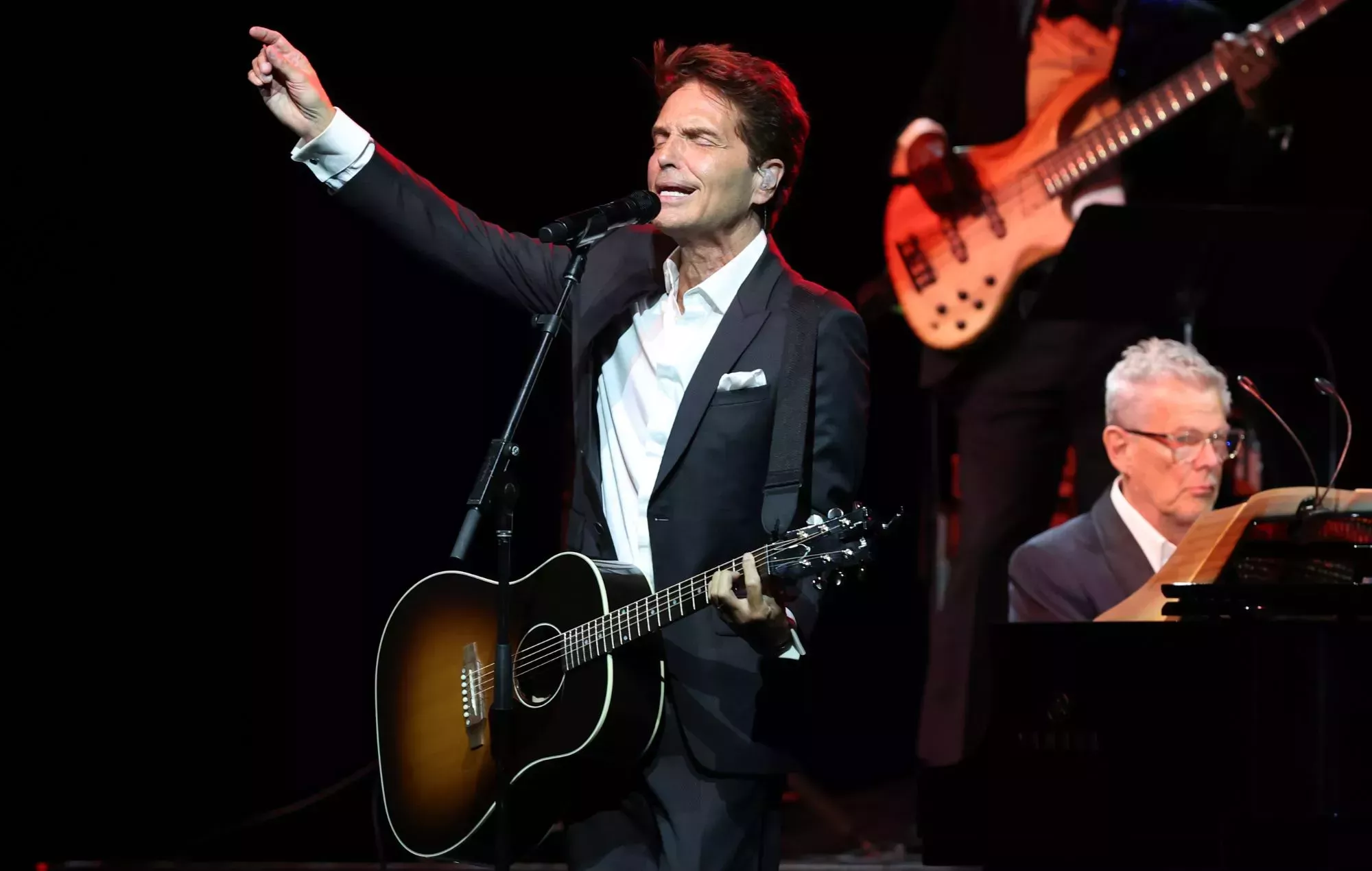 Mira cómo Richard Marx regaña a un fan por hablar durante un concierto: