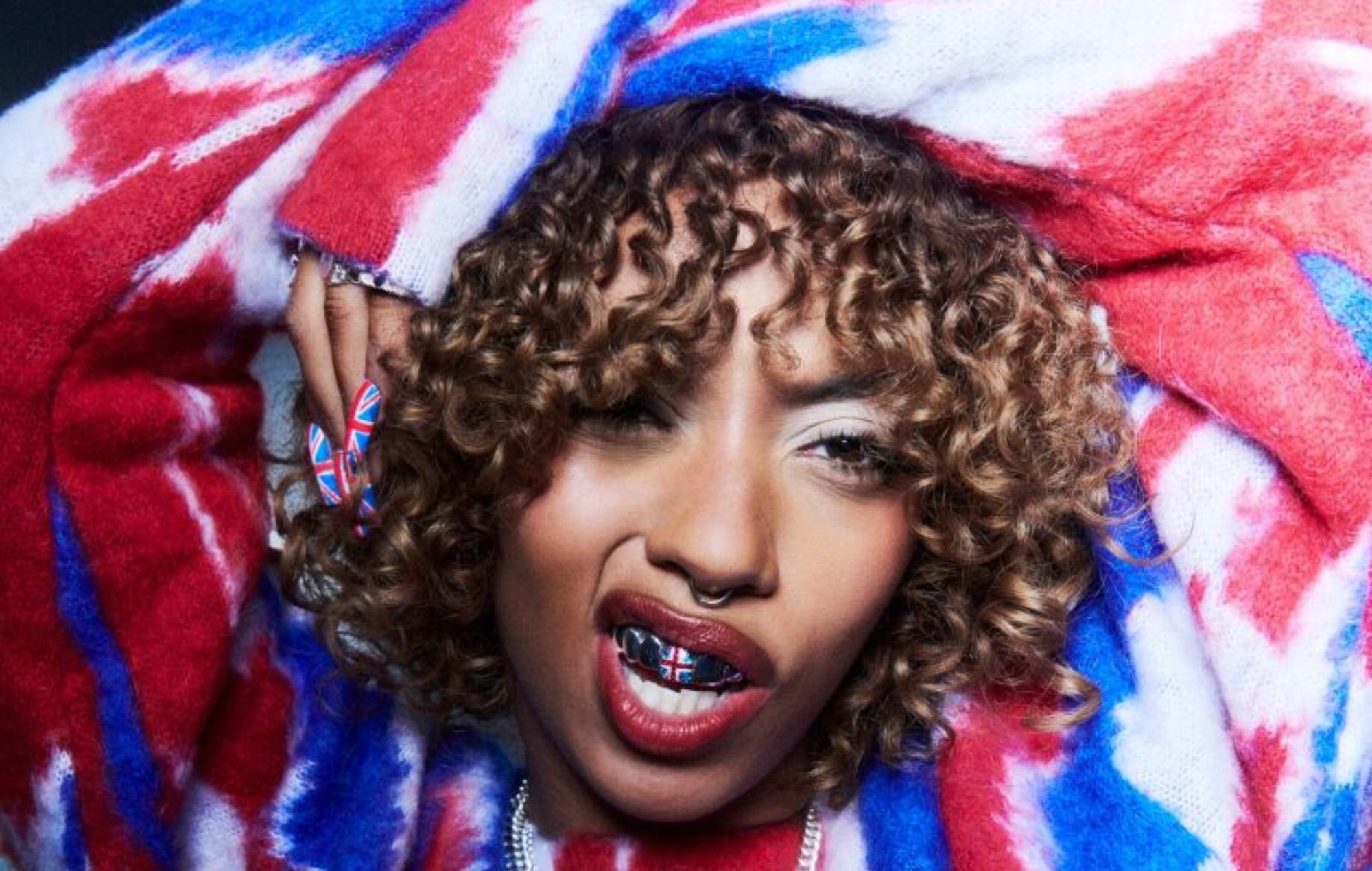 Nia Archives aborda la soledad en su "crudo" nuevo single 'Crowded Roomz'