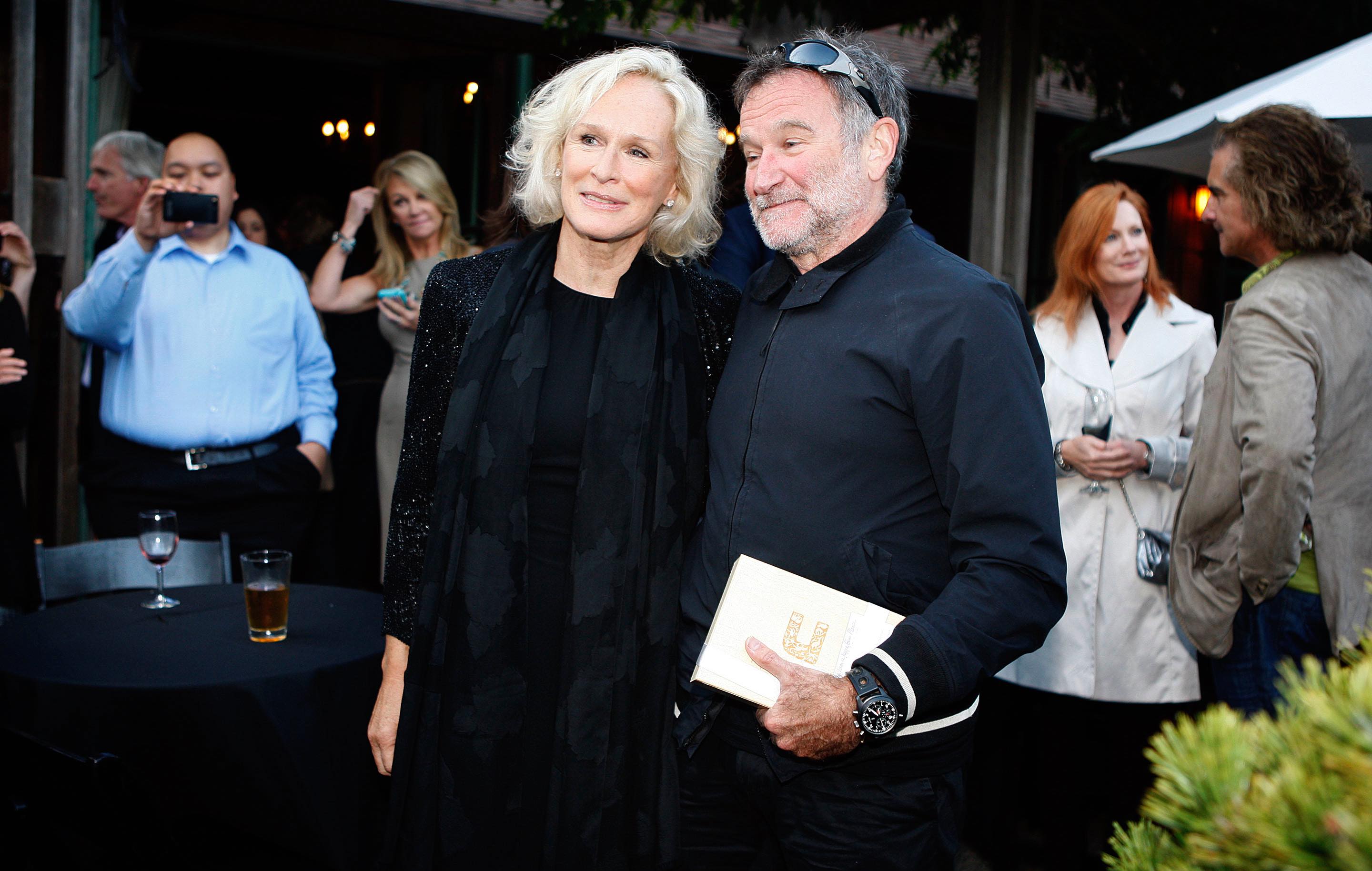 Robin Williams "seguiría vivo" si su amigo Christopher Reeve no hubiera muerto, dice Glenn Close