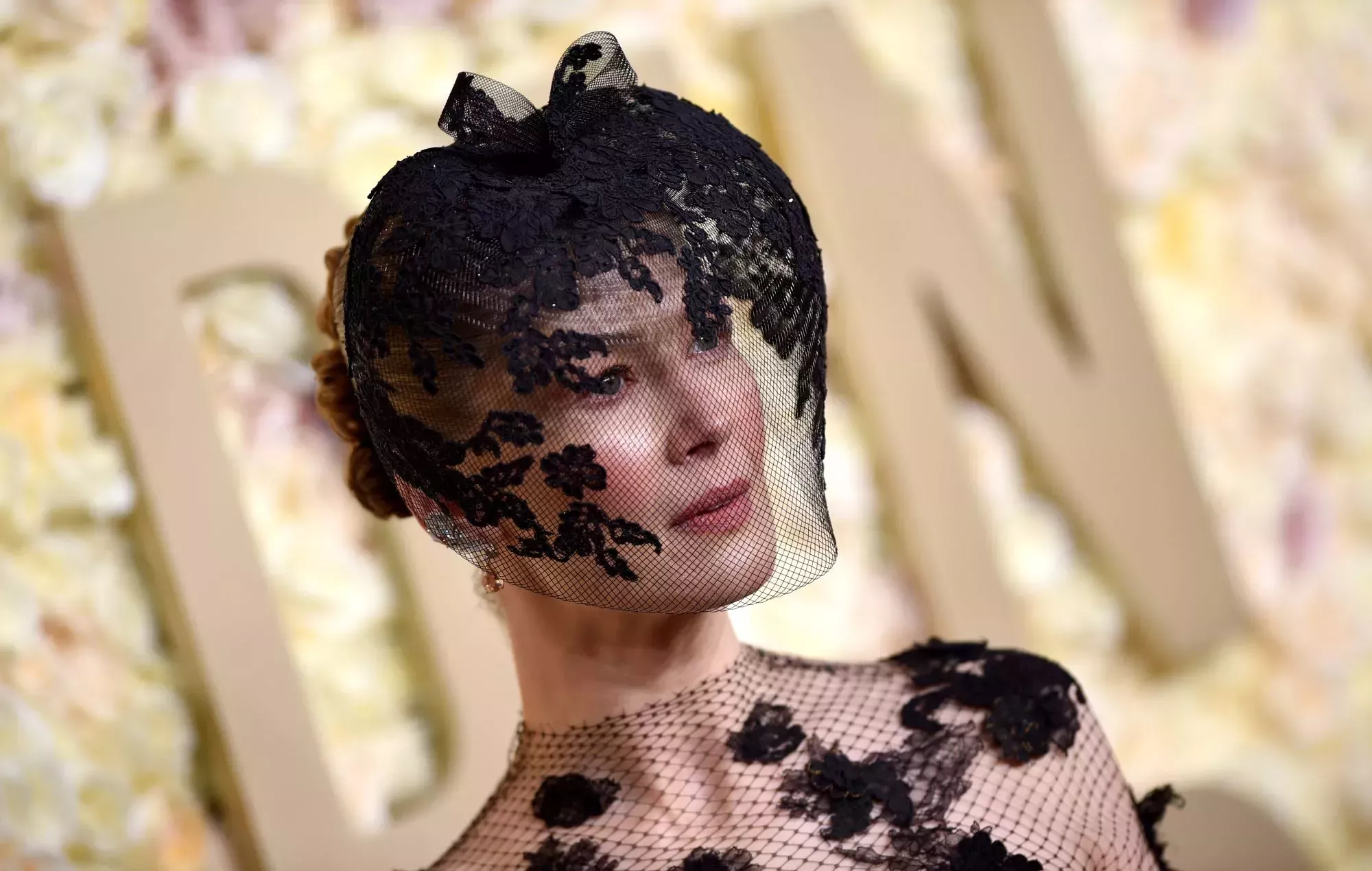 Rosamund Pike lució velo en los Globos de Oro tras