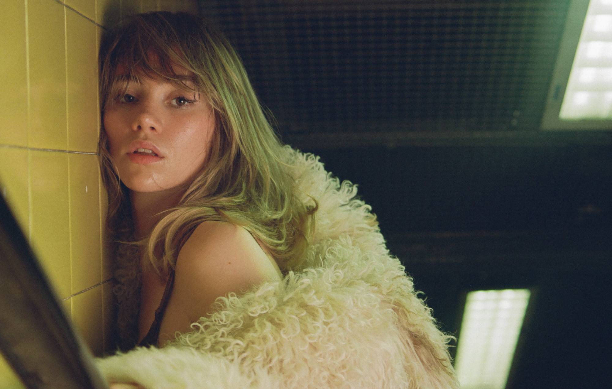 Suki Waterhouse comparte su nuevo single 'OMG'