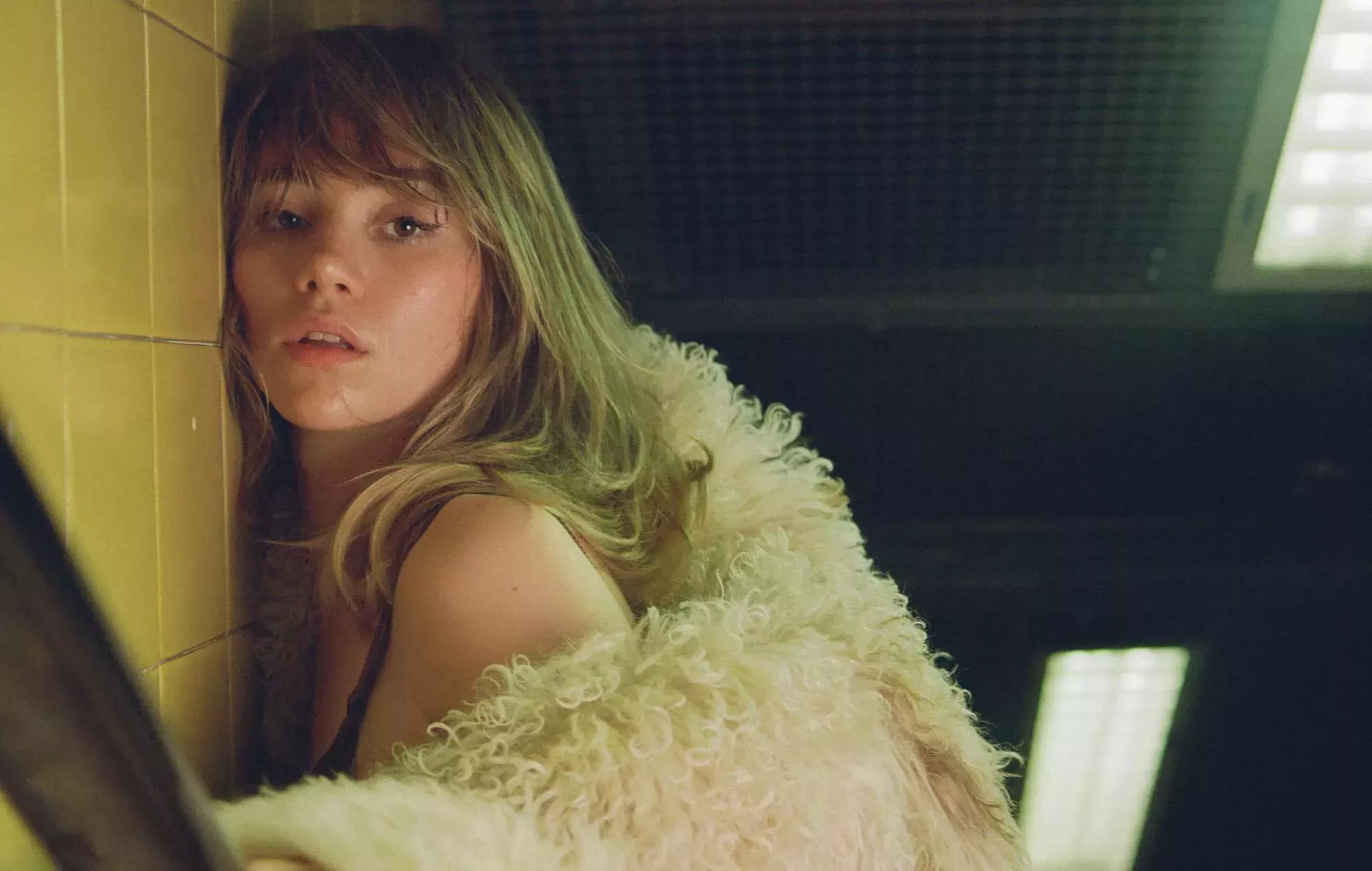 Suki Waterhouse comparte su nuevo single 'OMG'